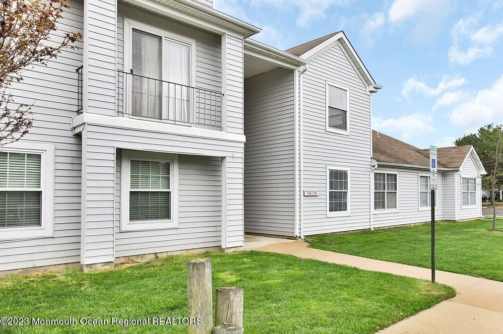 719 Waters Edge Dr, Toms River, NJ 08753