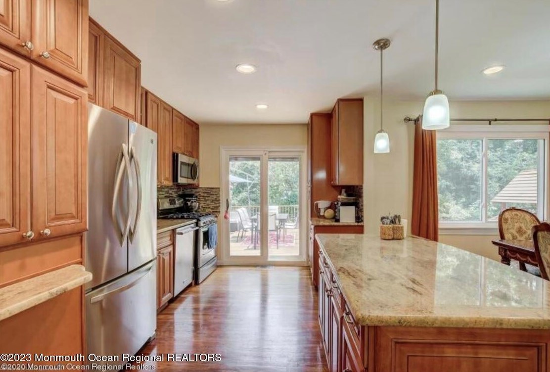 2 Roslyn Dr, Oakhurst NJ  07755-1240 exterior