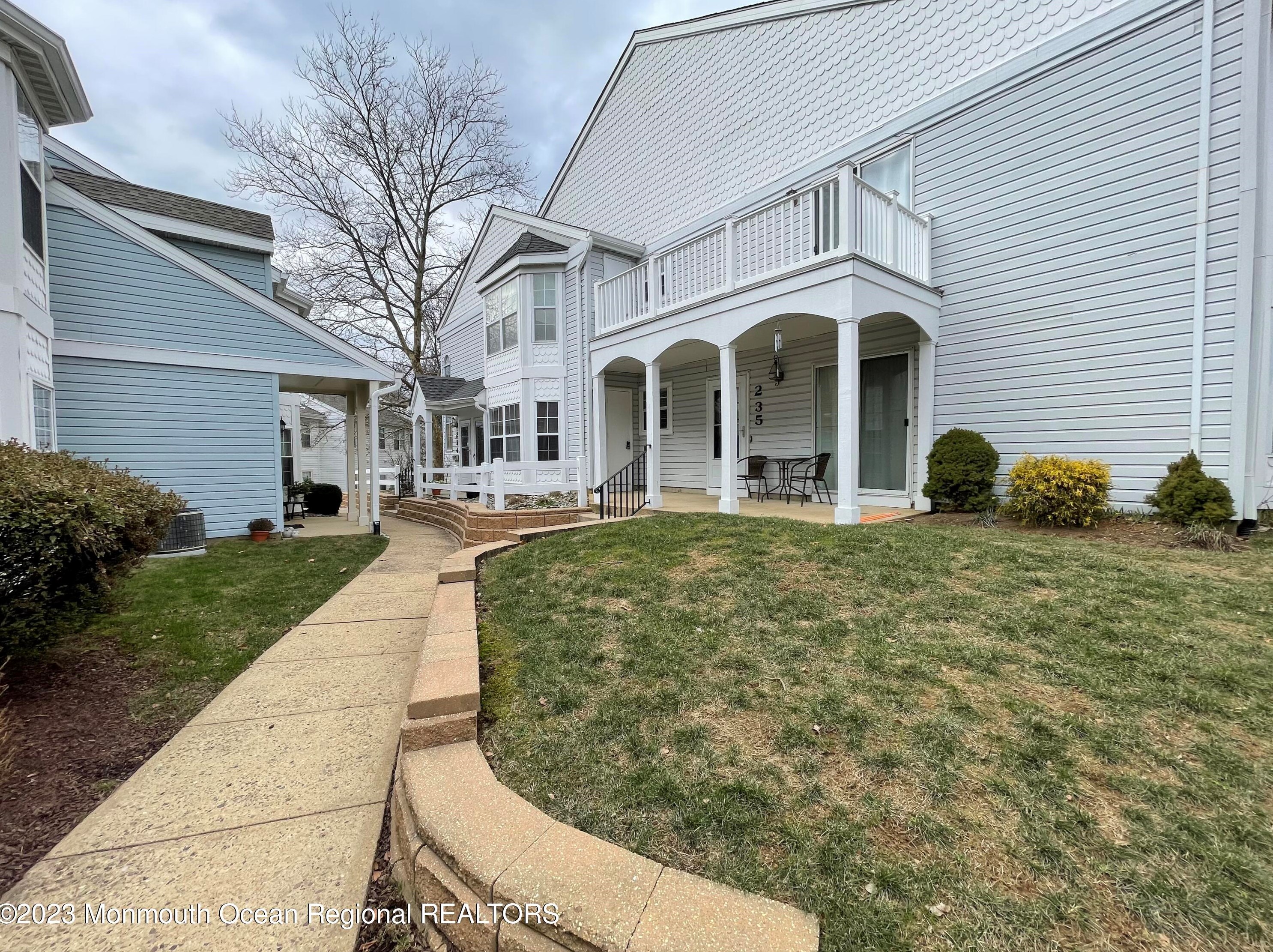 235 Tulip Ln, East Freehold, NJ 07728