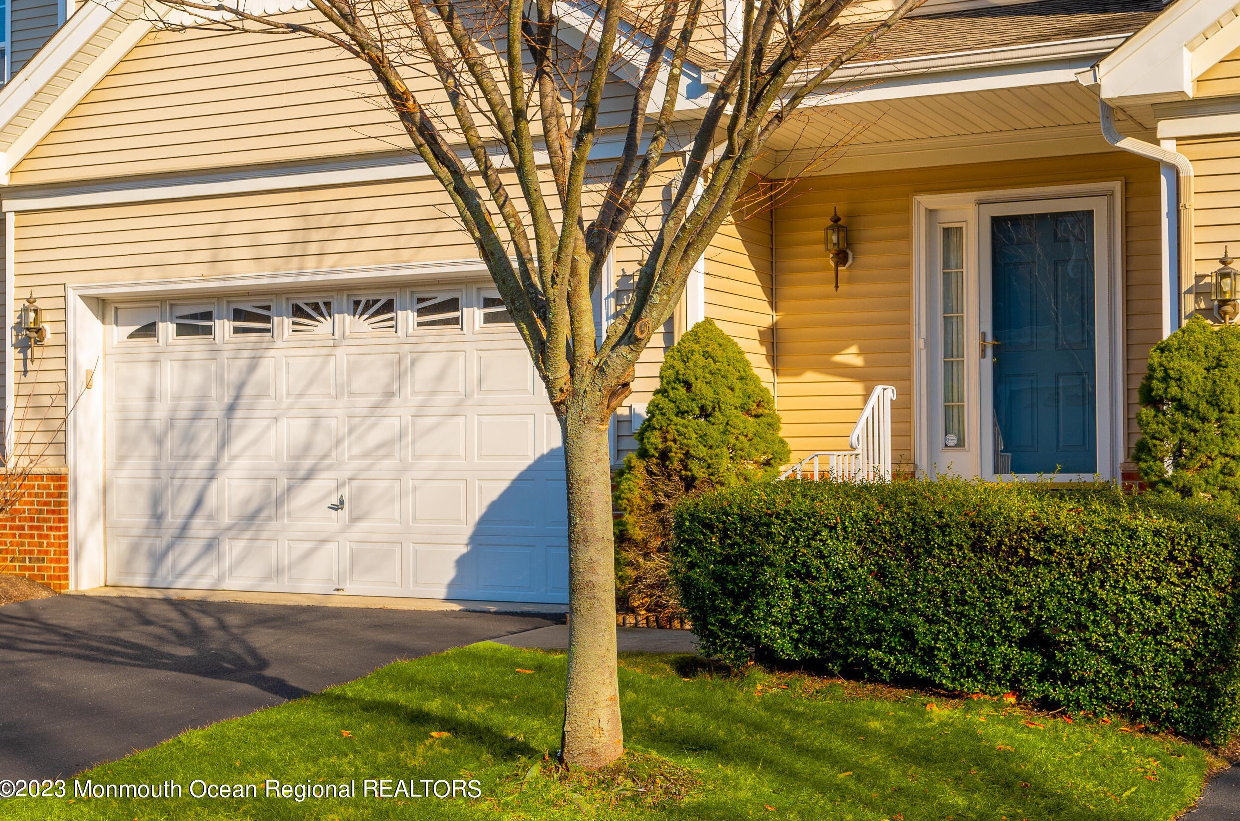 3 Waverly Ct, Tinton Falls, NJ 07724