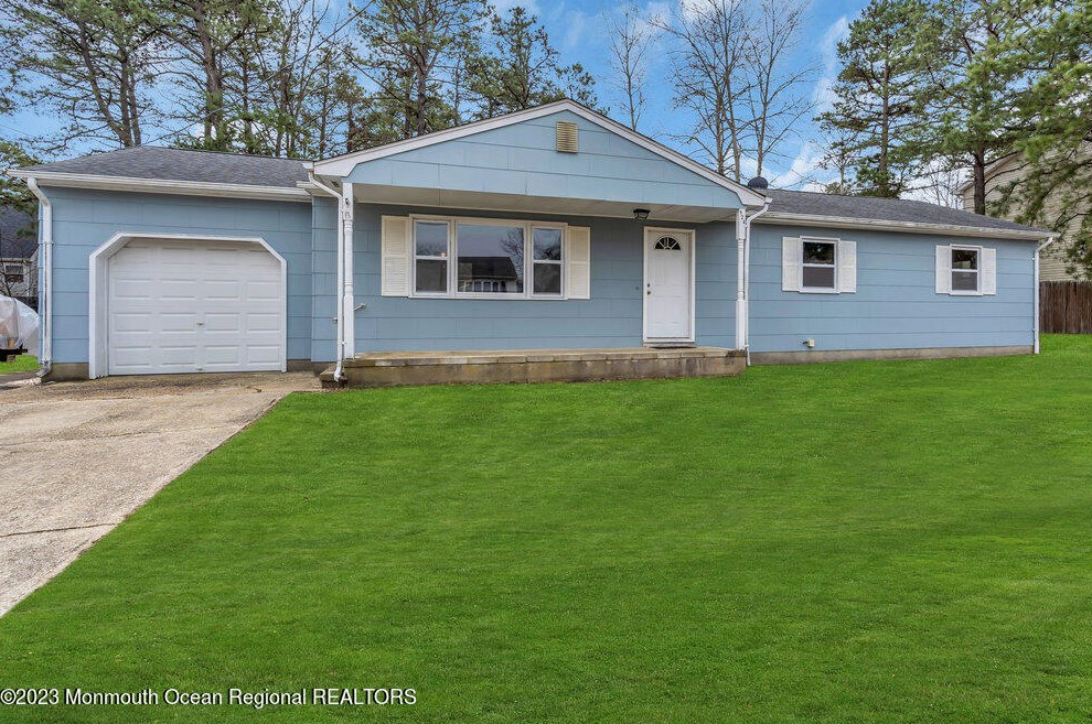 924 2nd Ave, Toms River, NJ 08757-3211