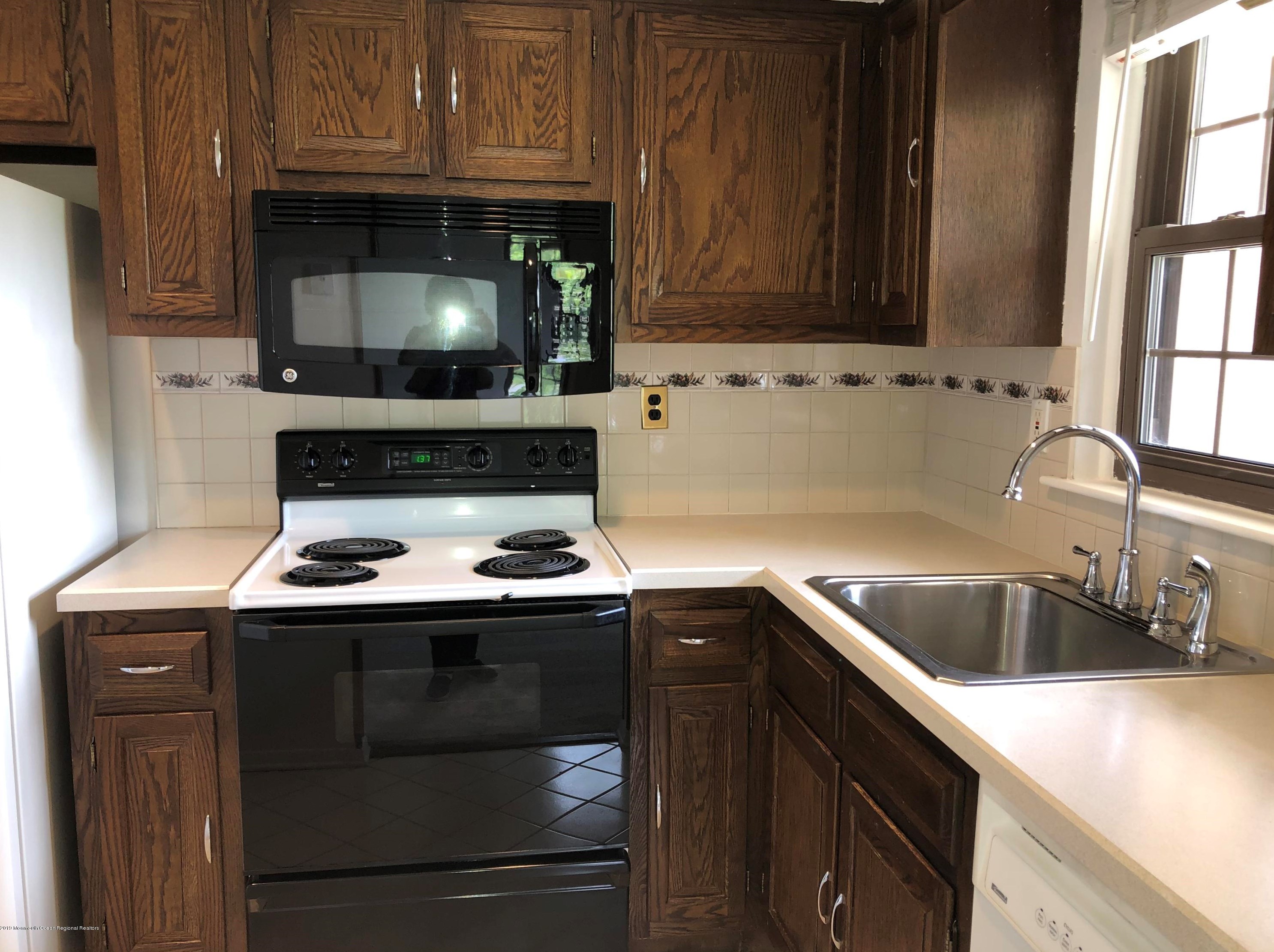 517 Wellington Pl, Matawan NJ  07747-1921 exterior