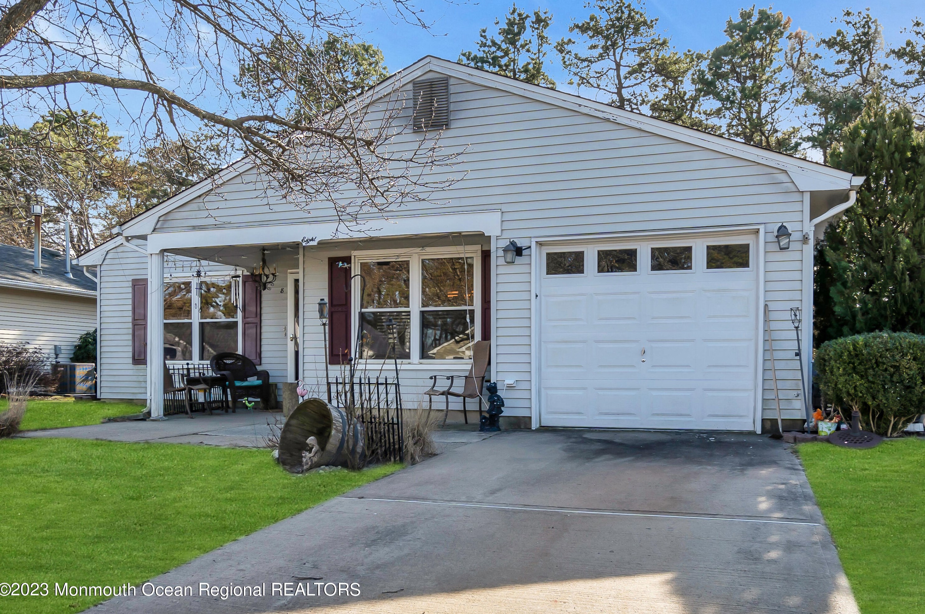 8 Nautilus Dr, Bricktown, NJ 08723