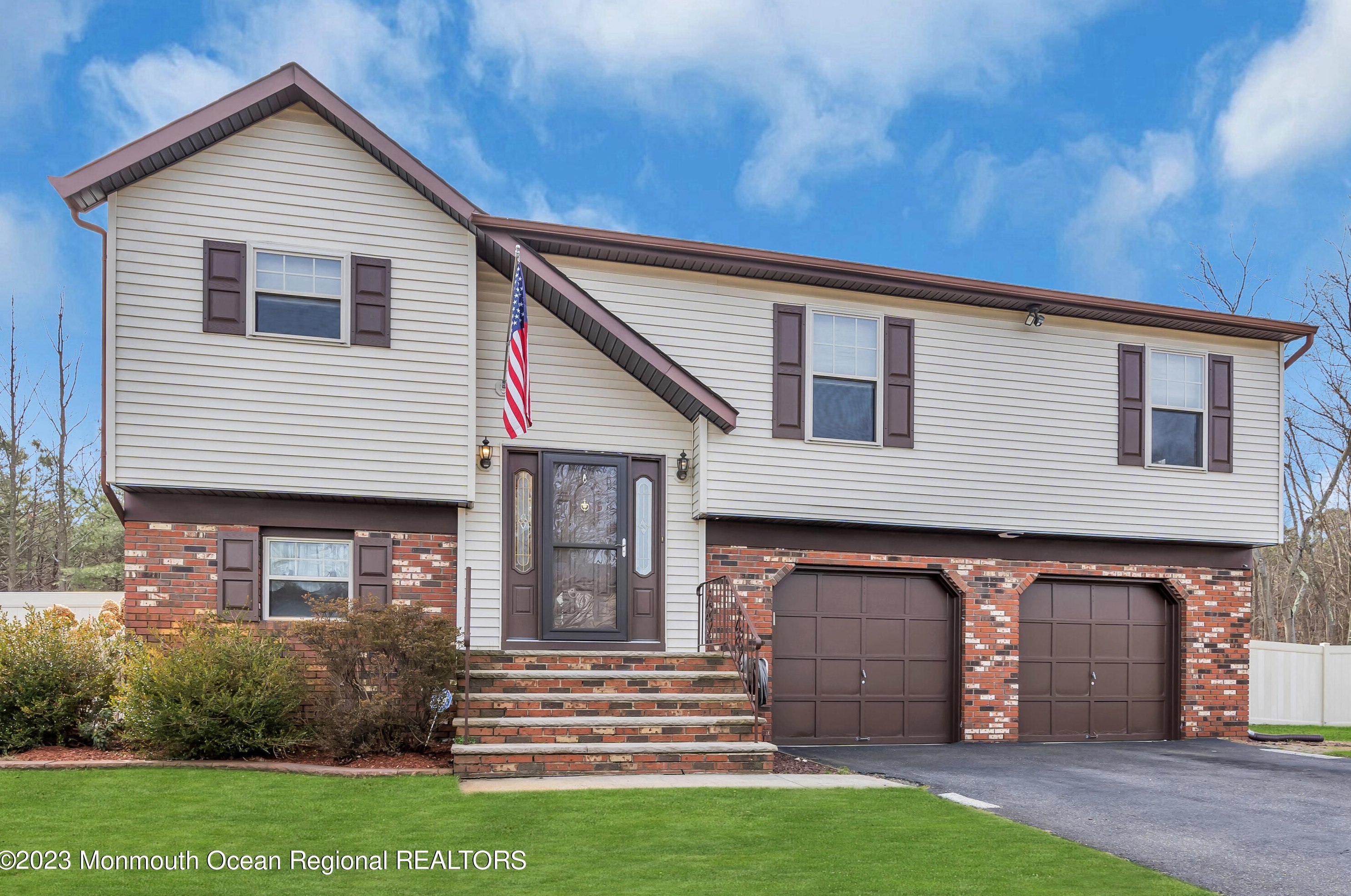 15 Hedgewood Rd, Wall Township, NJ 07731-2204