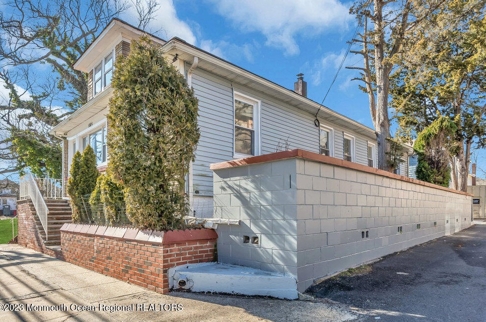 1005 Comstock St, Tinton Falls, NJ 07712
