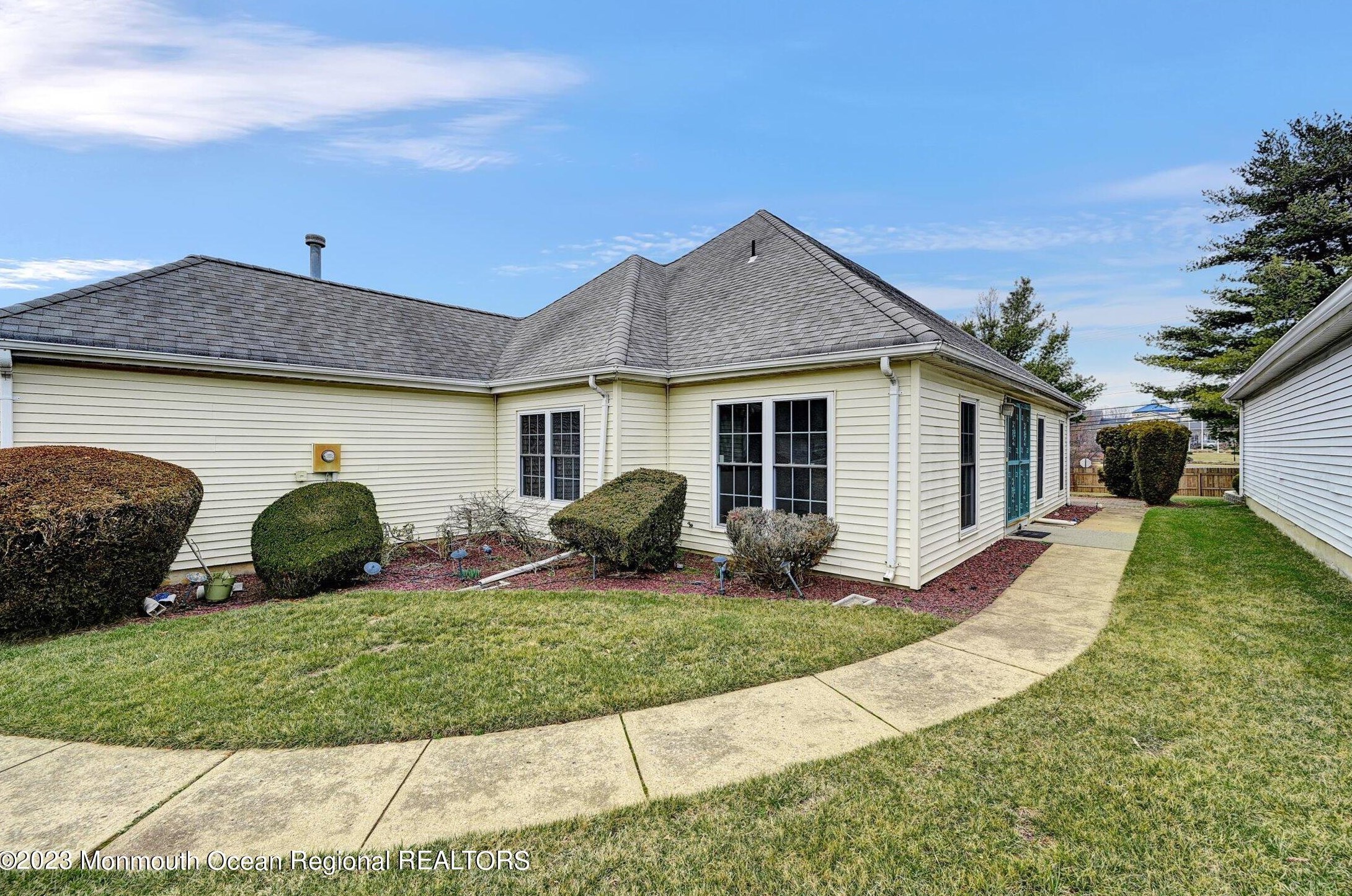 60 Hazel Dr, East Freehold, NJ 07728