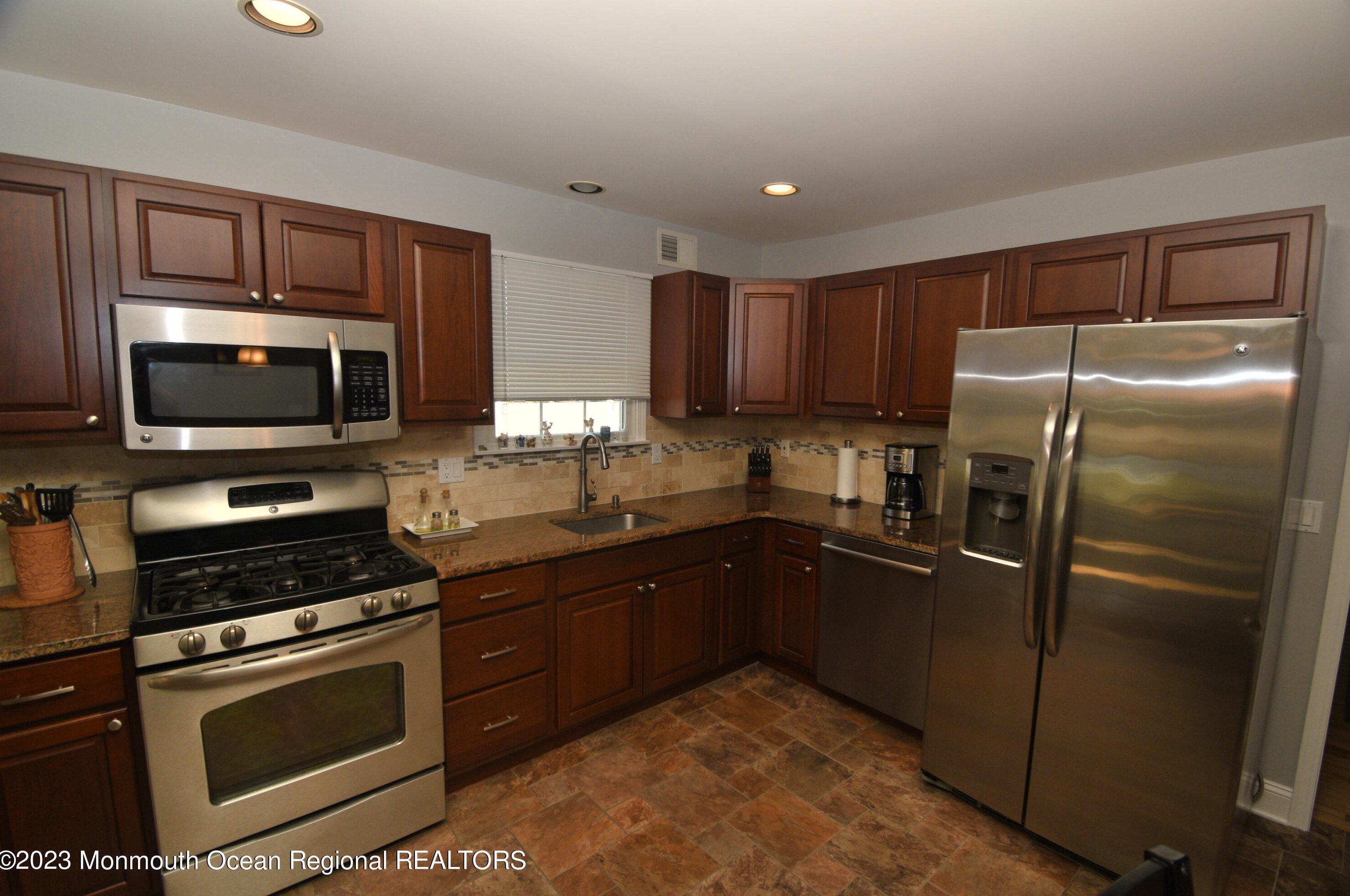 30 Bayview Ave, Hazlet, NJ 07730