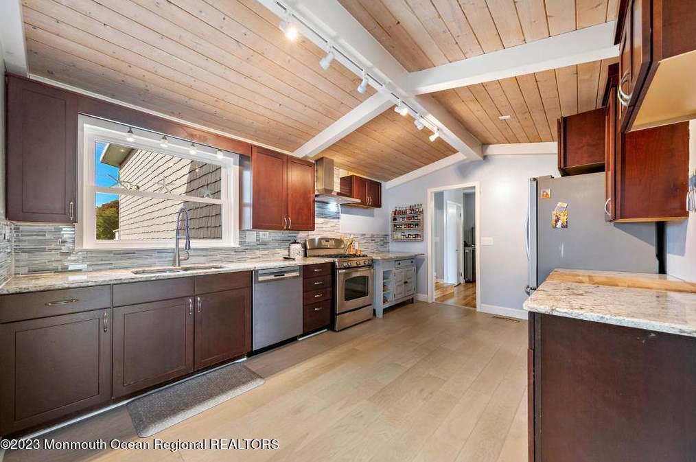 50 Atlantis Blvd, Tuckerton NJ  08087-1904 exterior