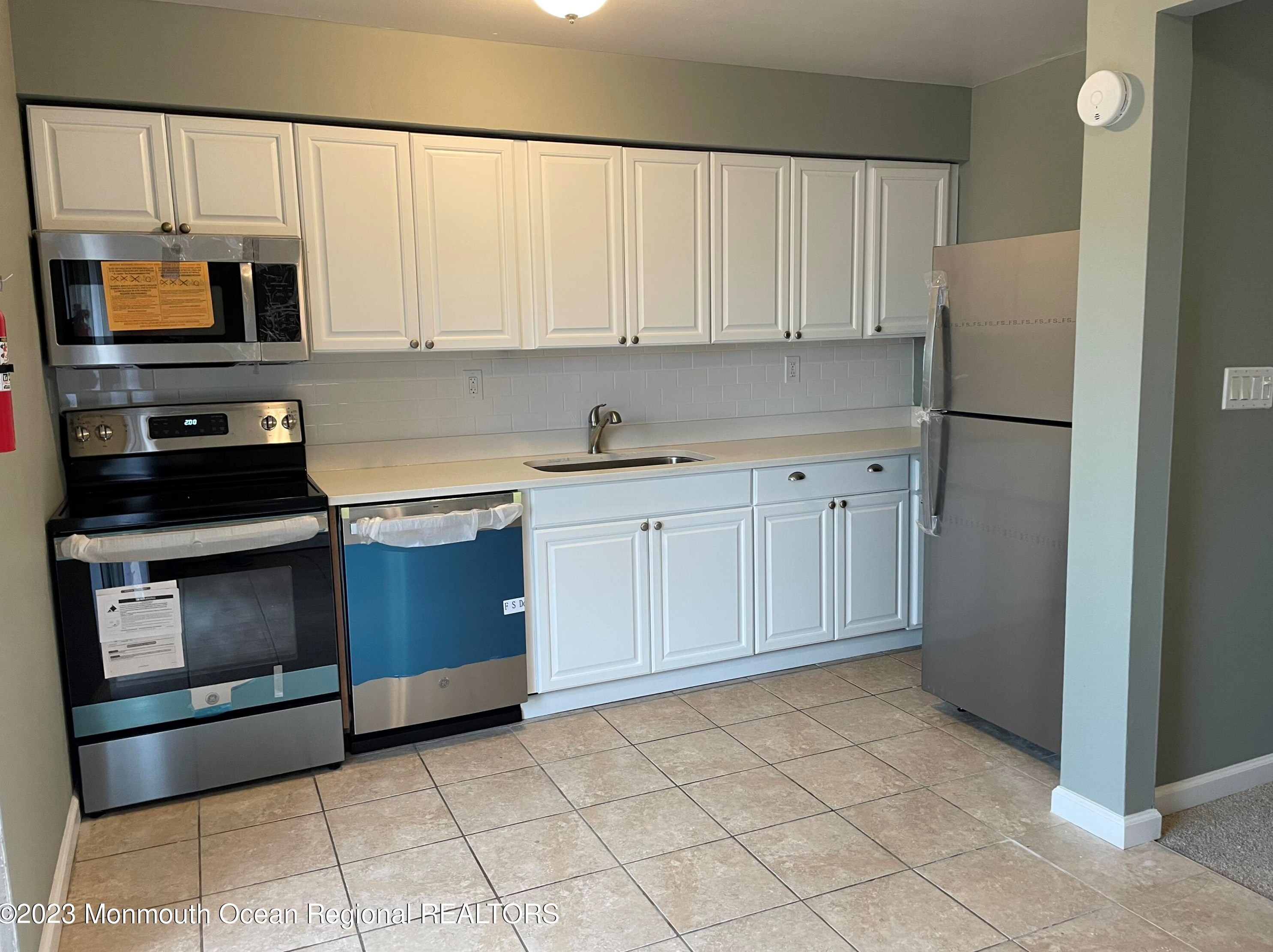 96 East Ave Apt 15, Atlantic Highlands, NJ 07716