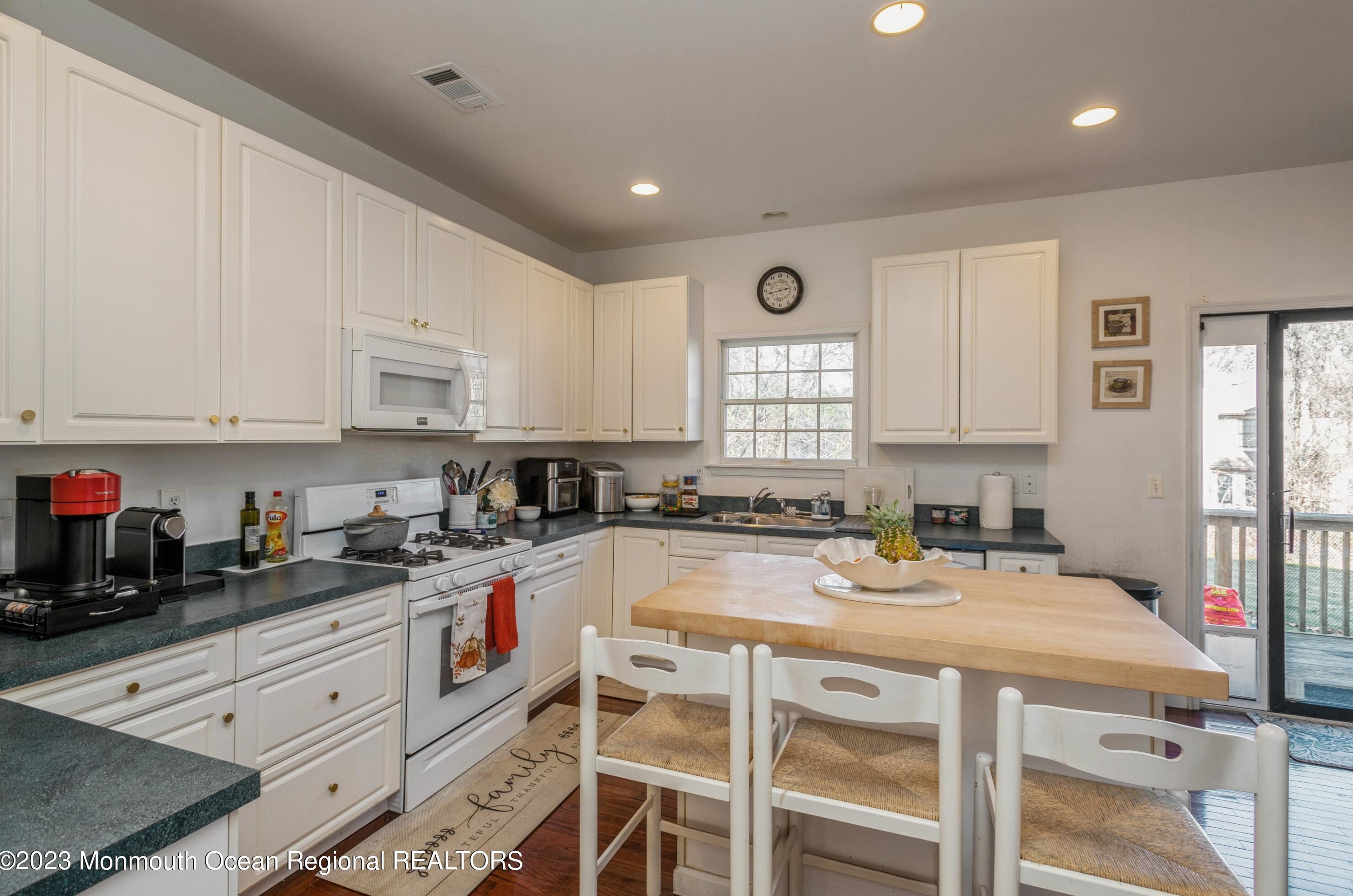37 Port Au Peck Ave, Oceanport NJ  07757-1205 exterior