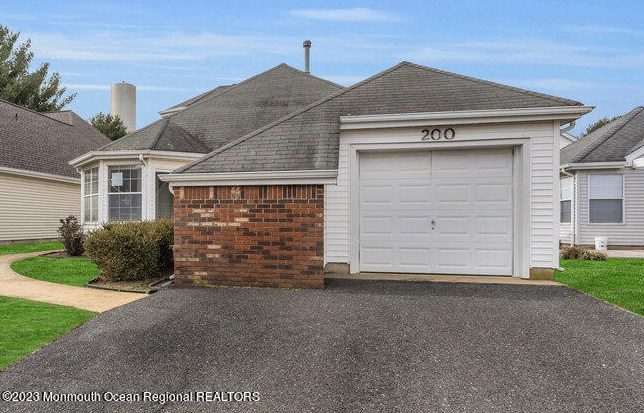 200 Loganberry Ln, East Freehold, NJ 07728