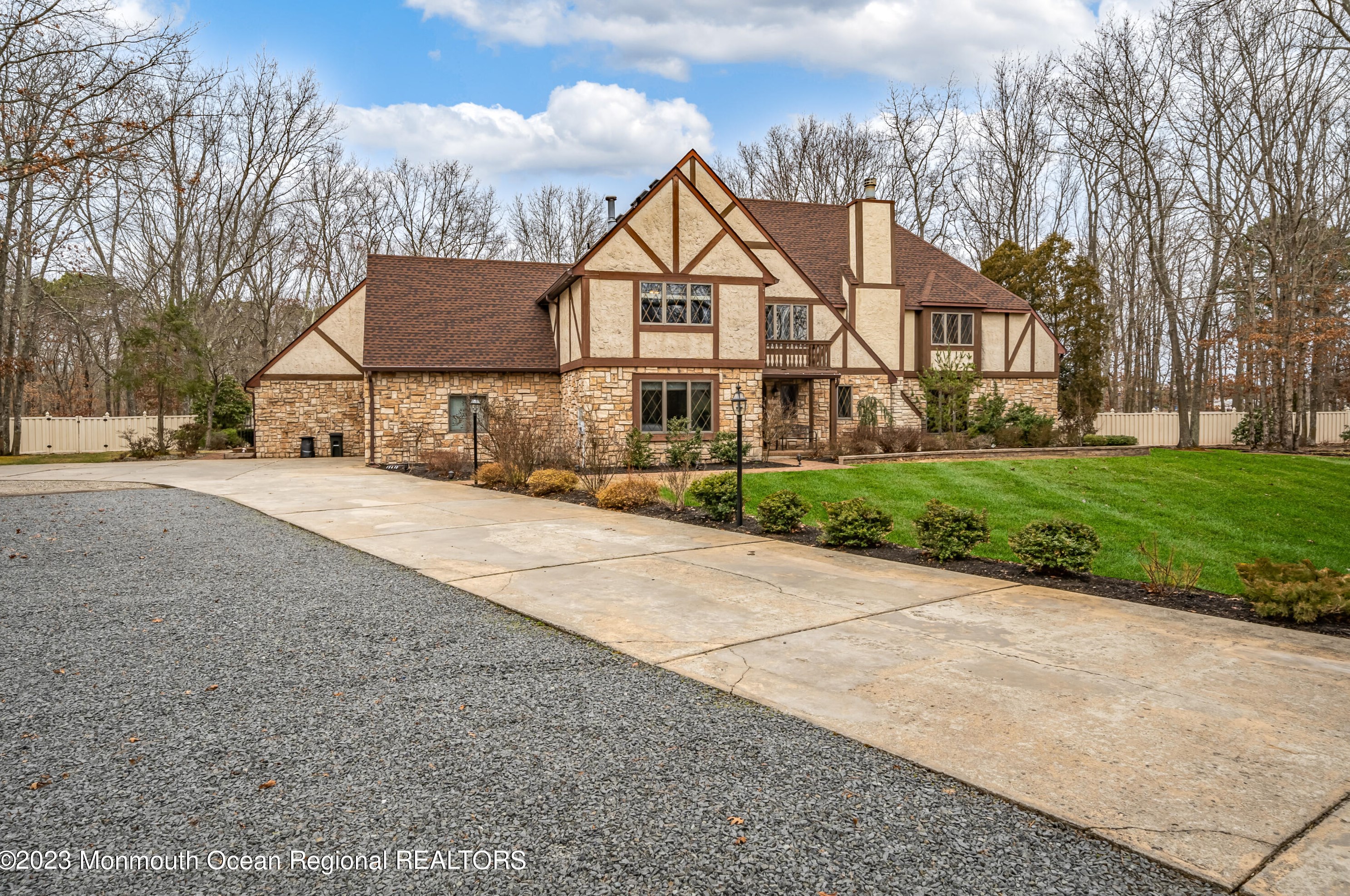 2 Paddock Cir, Lacey Township, NJ 08734