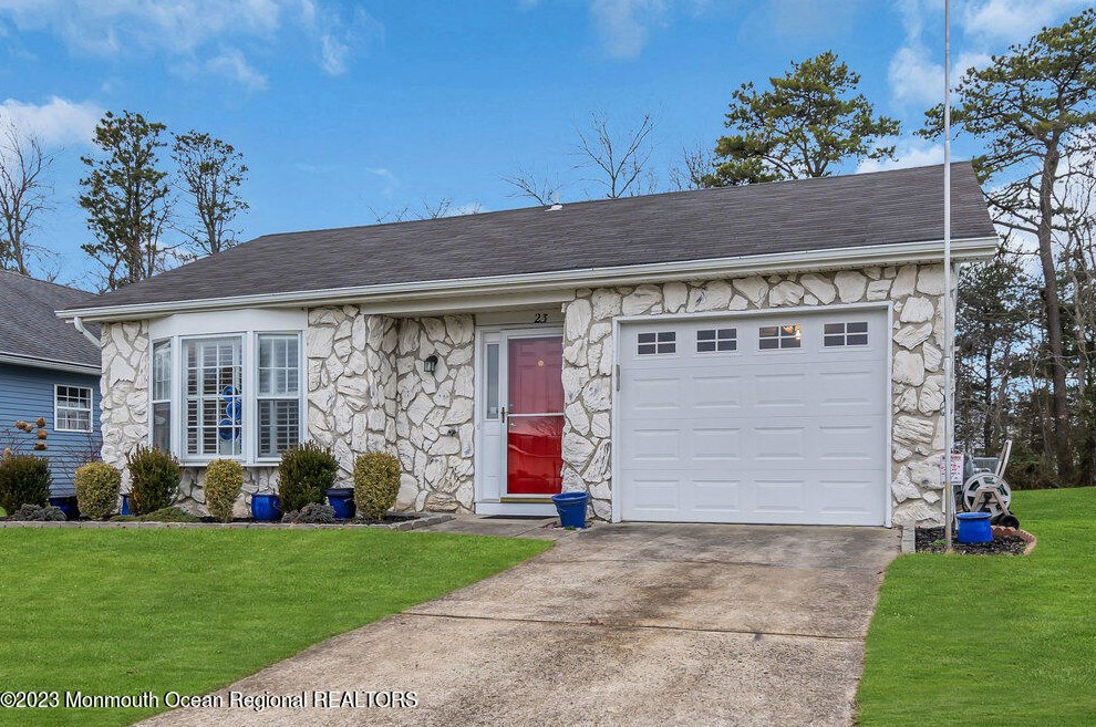 23 Rainier Dr, Bricktown, NJ 08724