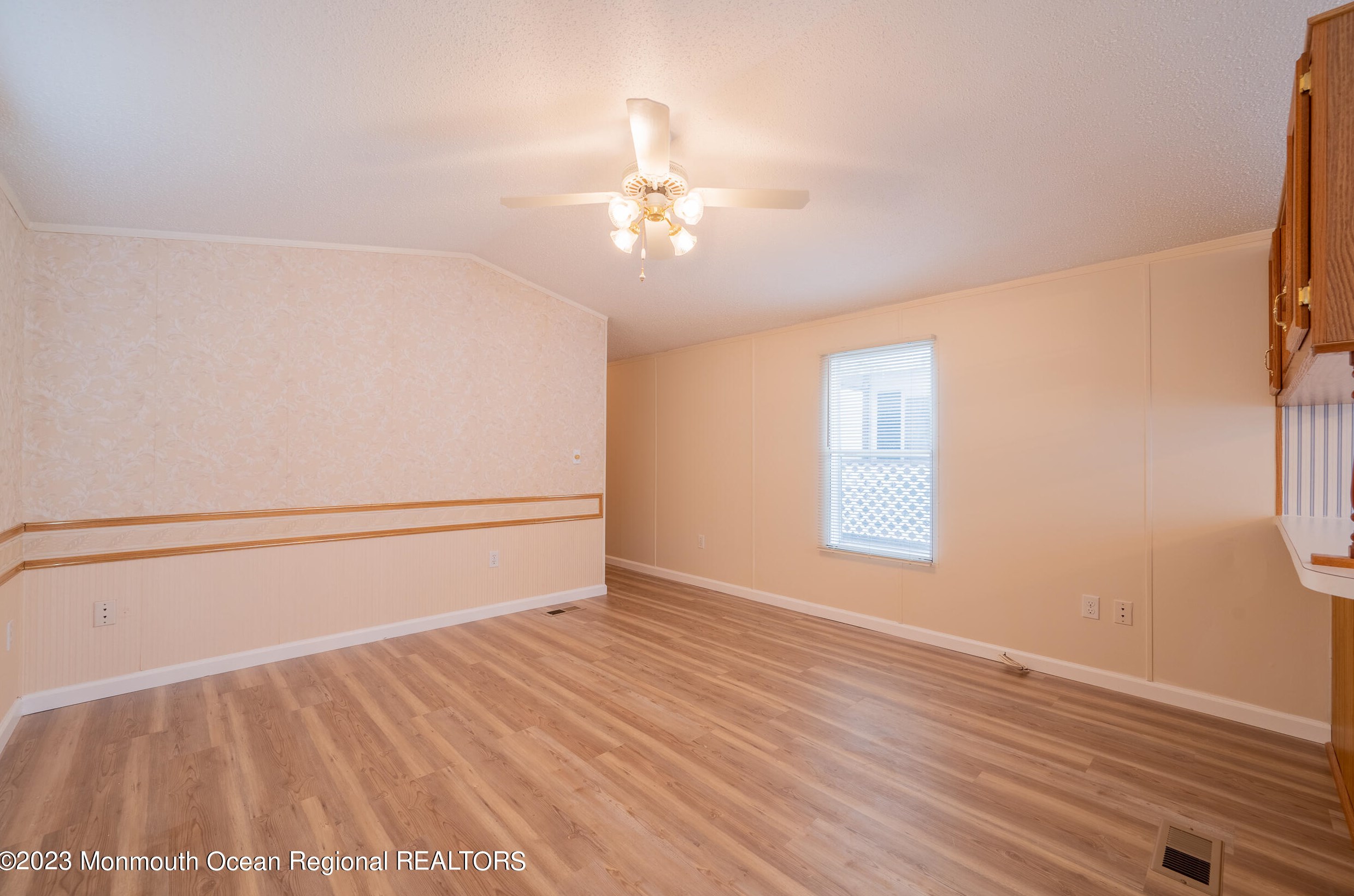 8 Circle Dr, Bricktown, NJ 08723