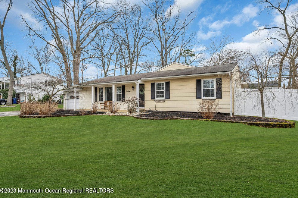 1019 Amethyst Dr, Toms River, NJ 08753-7905