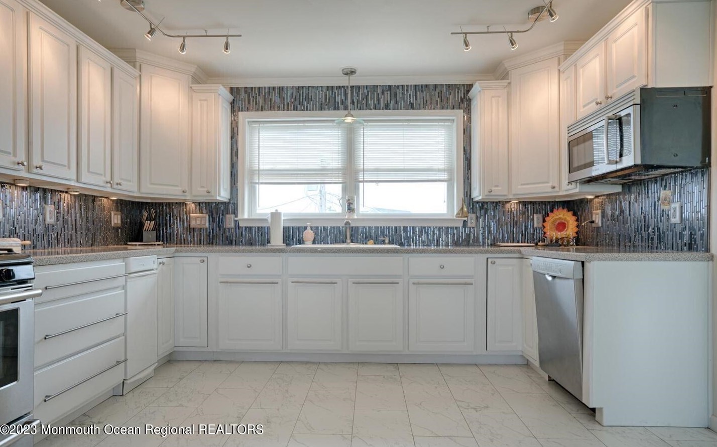 25 Schuylkill Rd, Tuckerton NJ  08087-1127 exterior