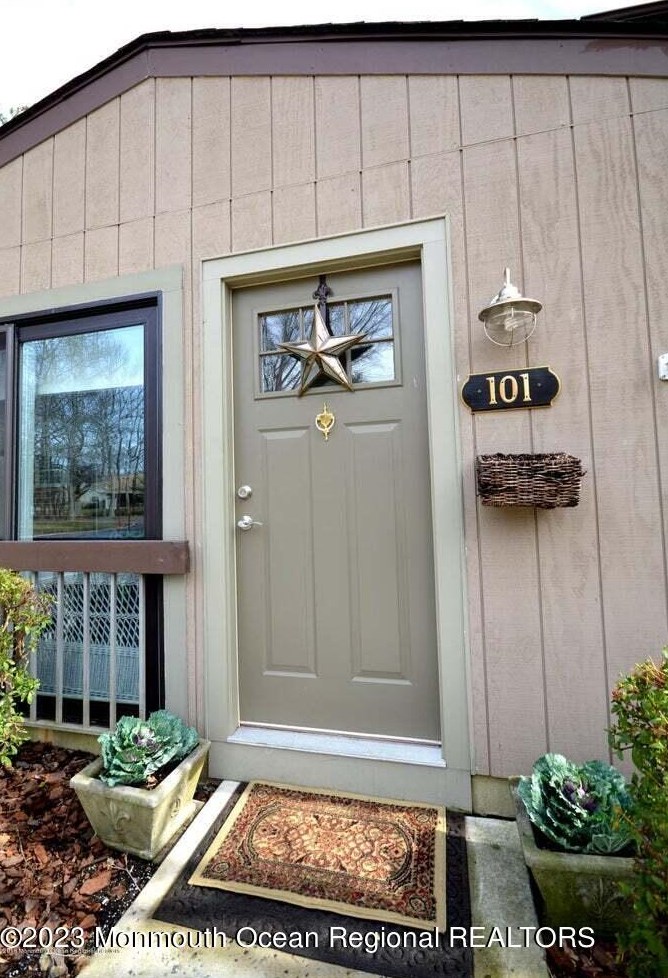 101 Hancock Ct, Tinton Falls, NJ 07701