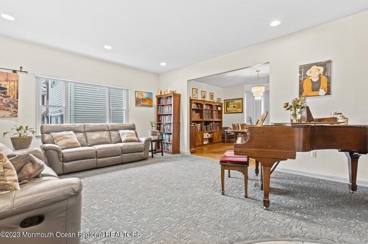 1003 Twin Oaks Dr, Lakewood, NJ 08701