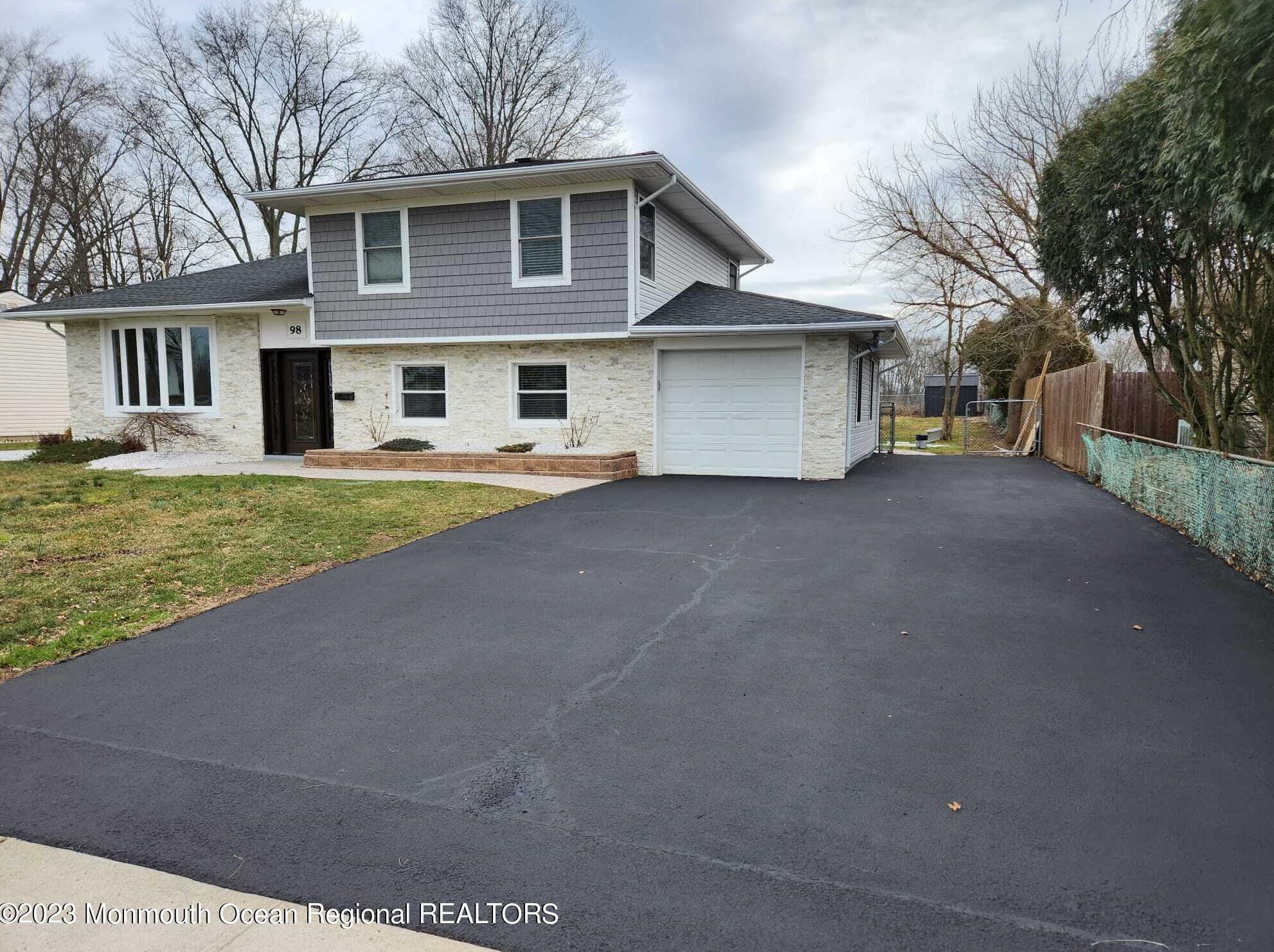 98 Wynnewood Ct, East Freehold, NJ 07728