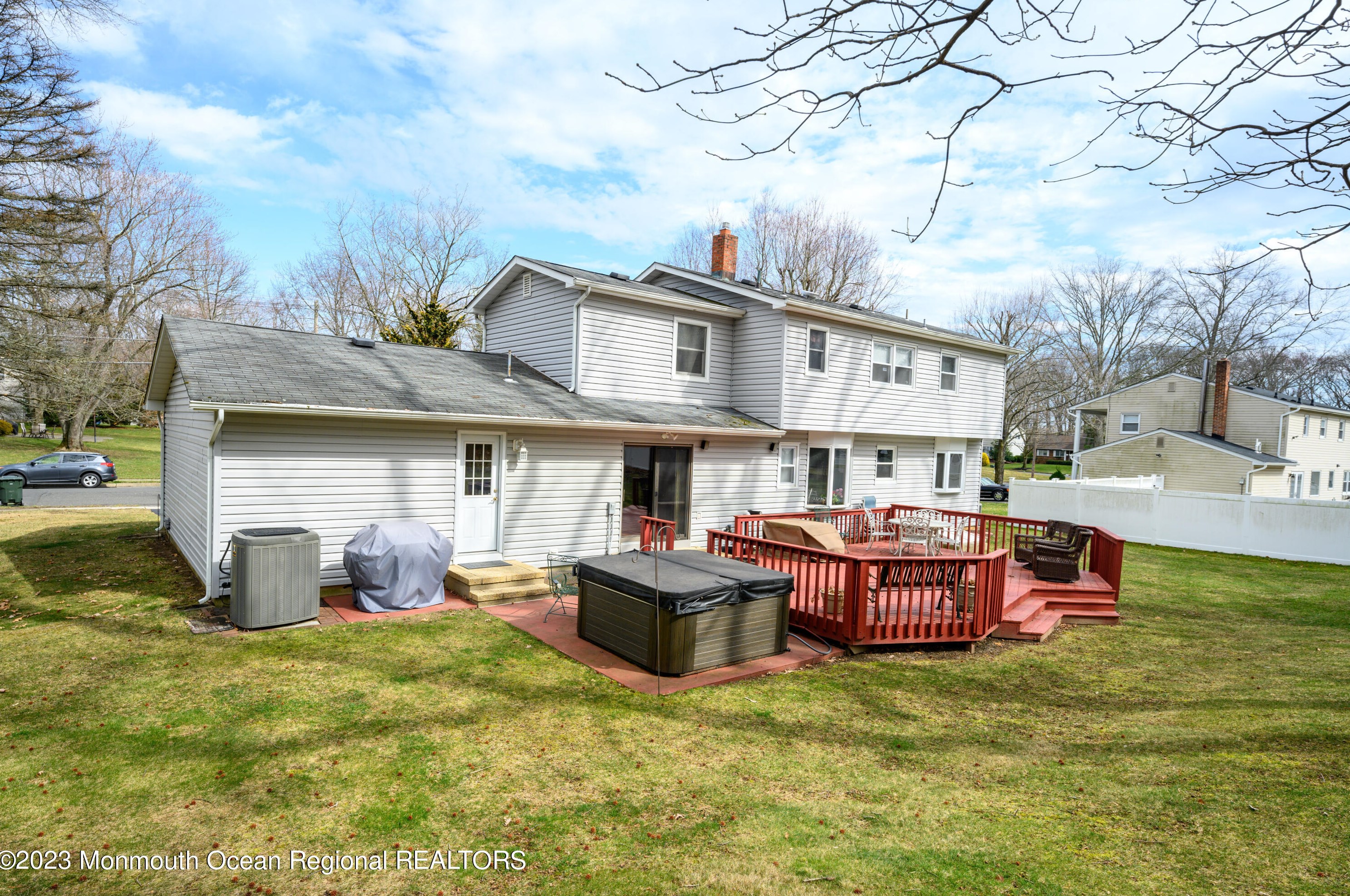 5 Lindsay Dr, Morganville, NJ 07751