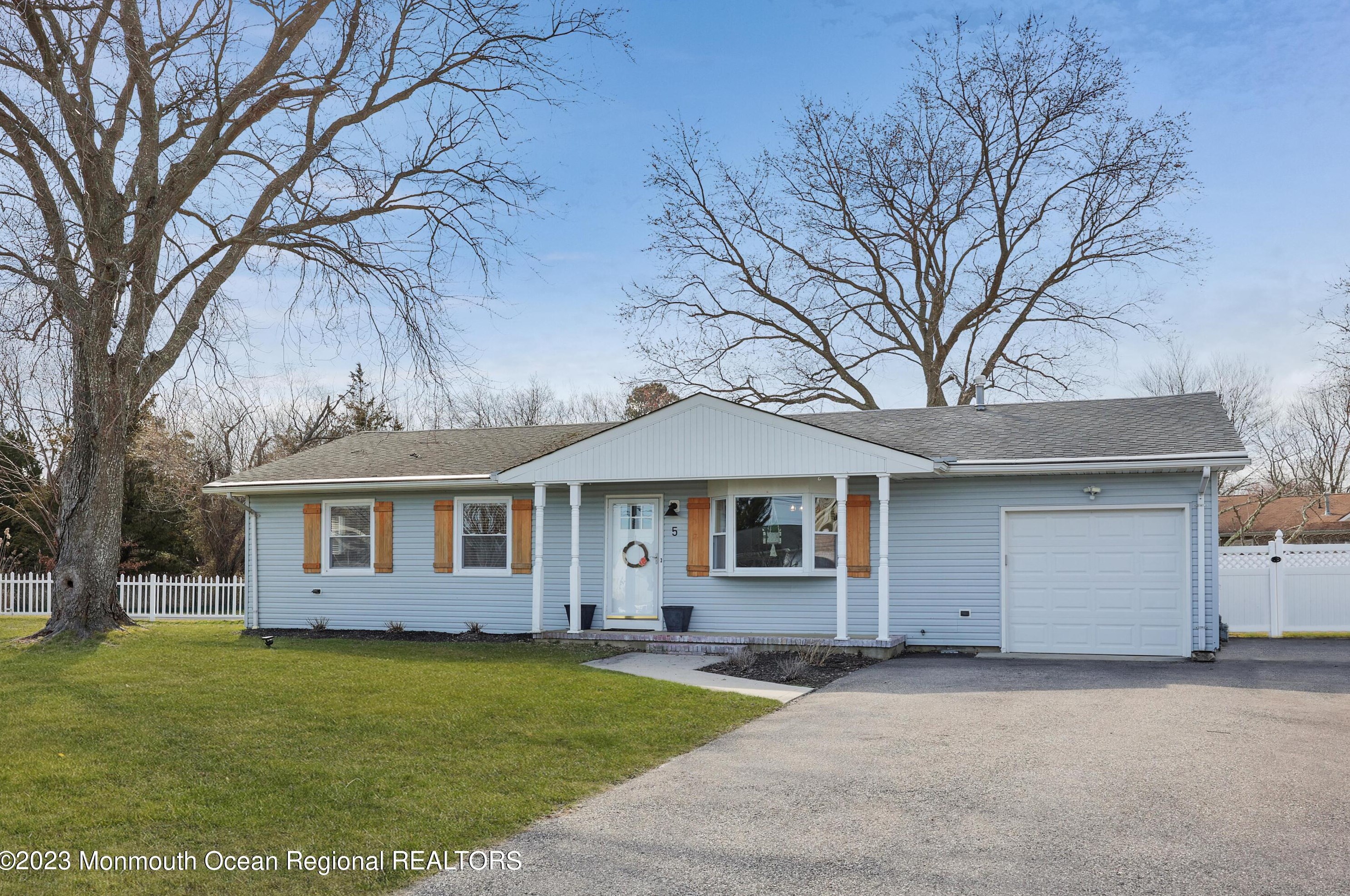 5 Heron Ct, Lacey, NJ 08731