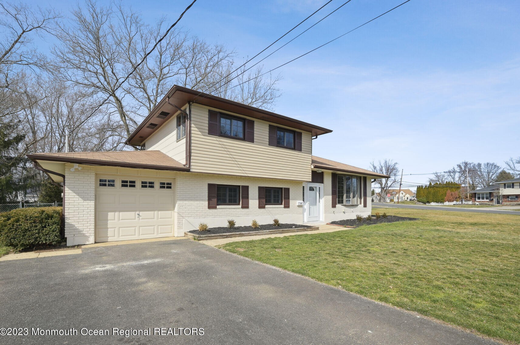 4 Koenig Ln, East Freehold, NJ 07728
