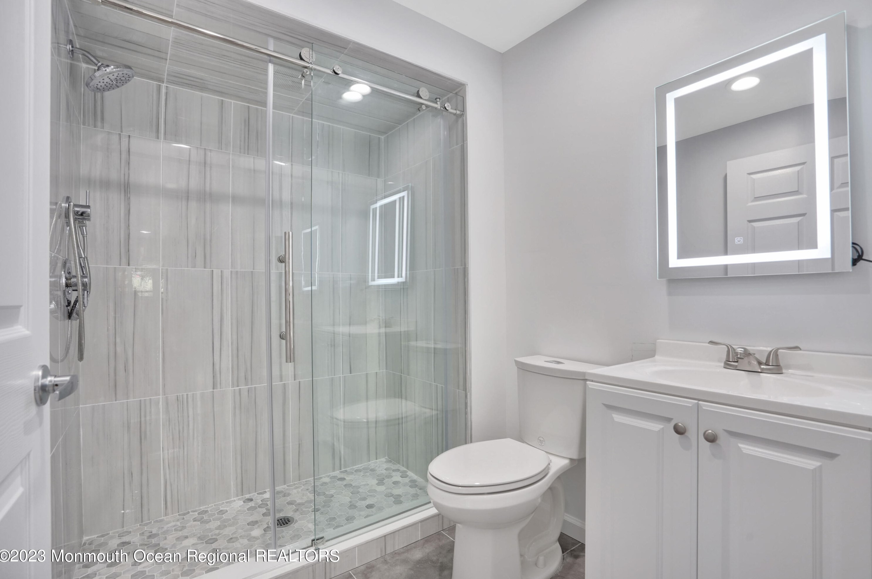 17 Roslyn Dr, Oakhurst NJ  07755-1253 exterior