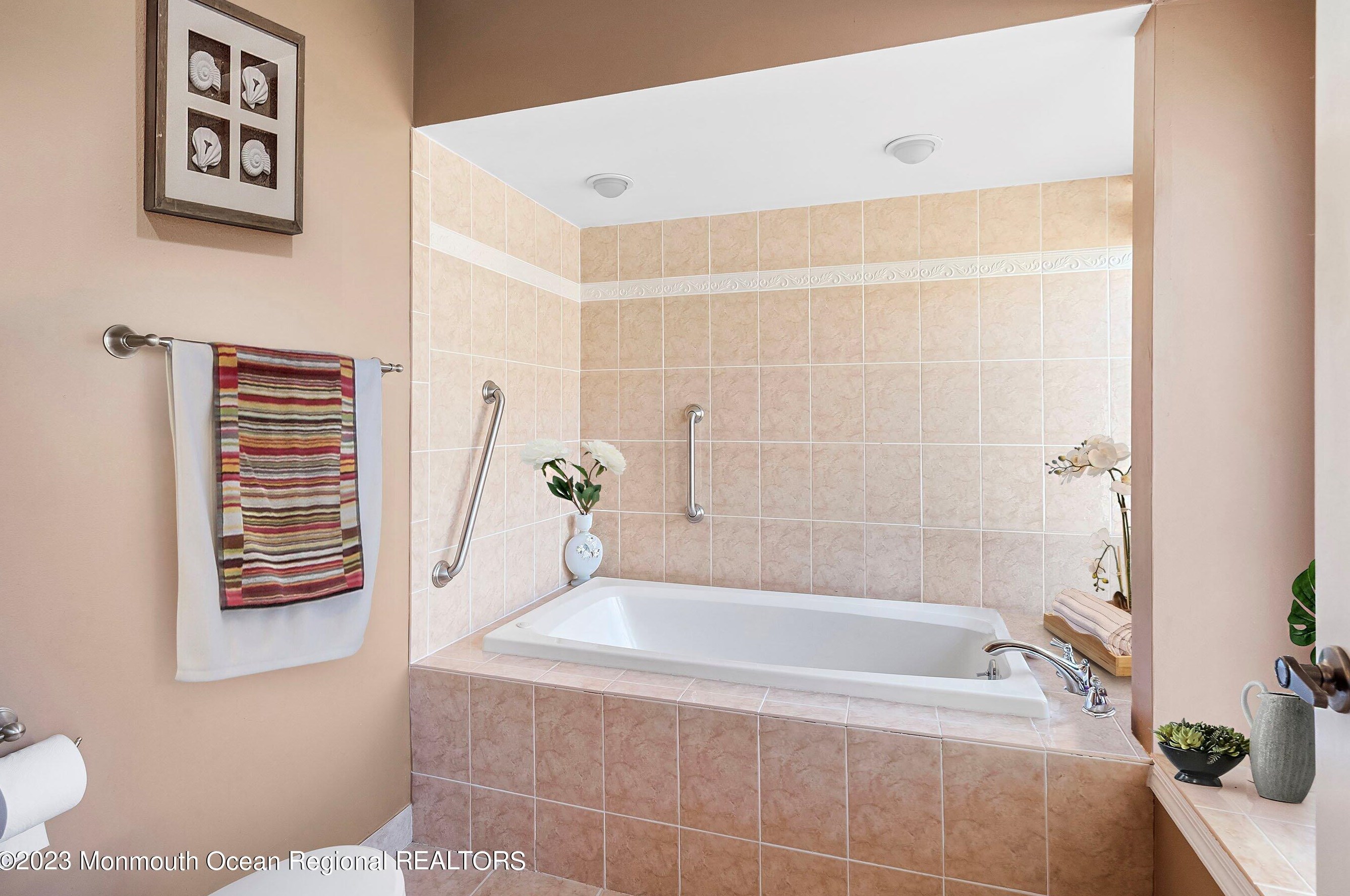 20 John Hancock Dr, Monroe Township NJ  08831-5669 exterior