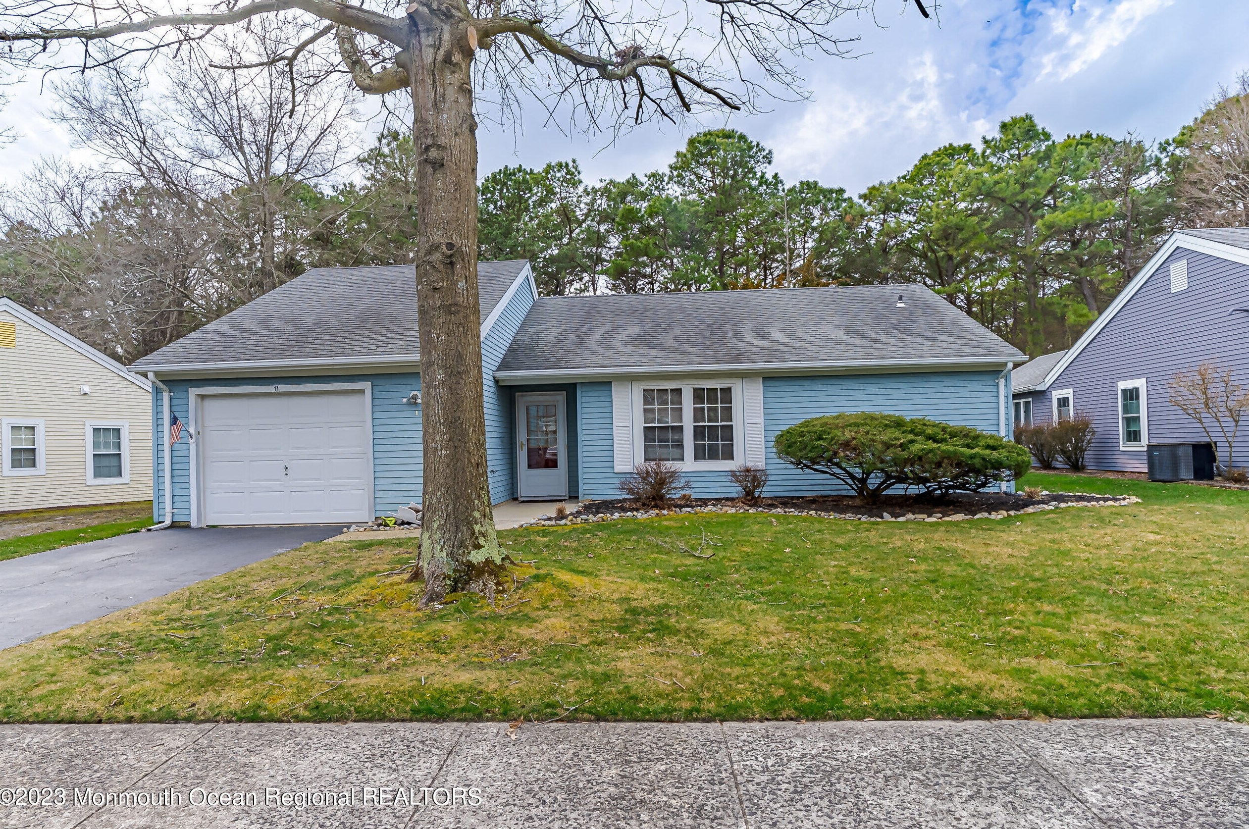 11 Canterbury Dr, Lacey, NJ 08731