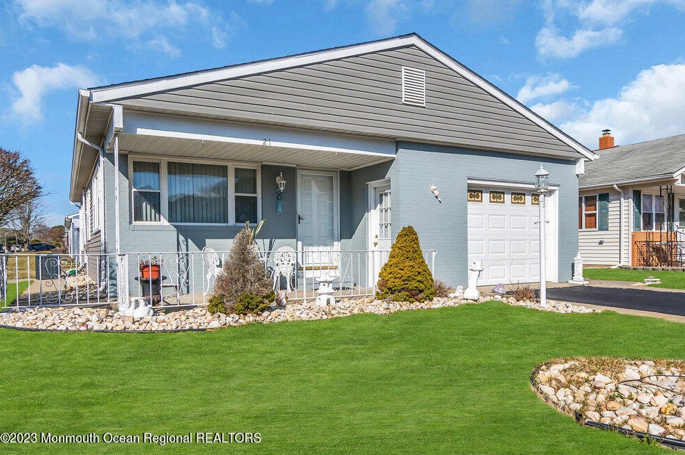 21 Camrose St, Toms River, NJ 08757-6242