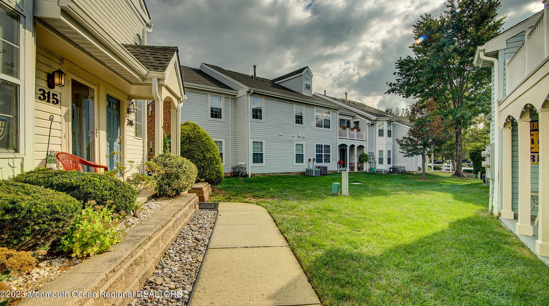 316 Tulip Ln, East Freehold, NJ 07728