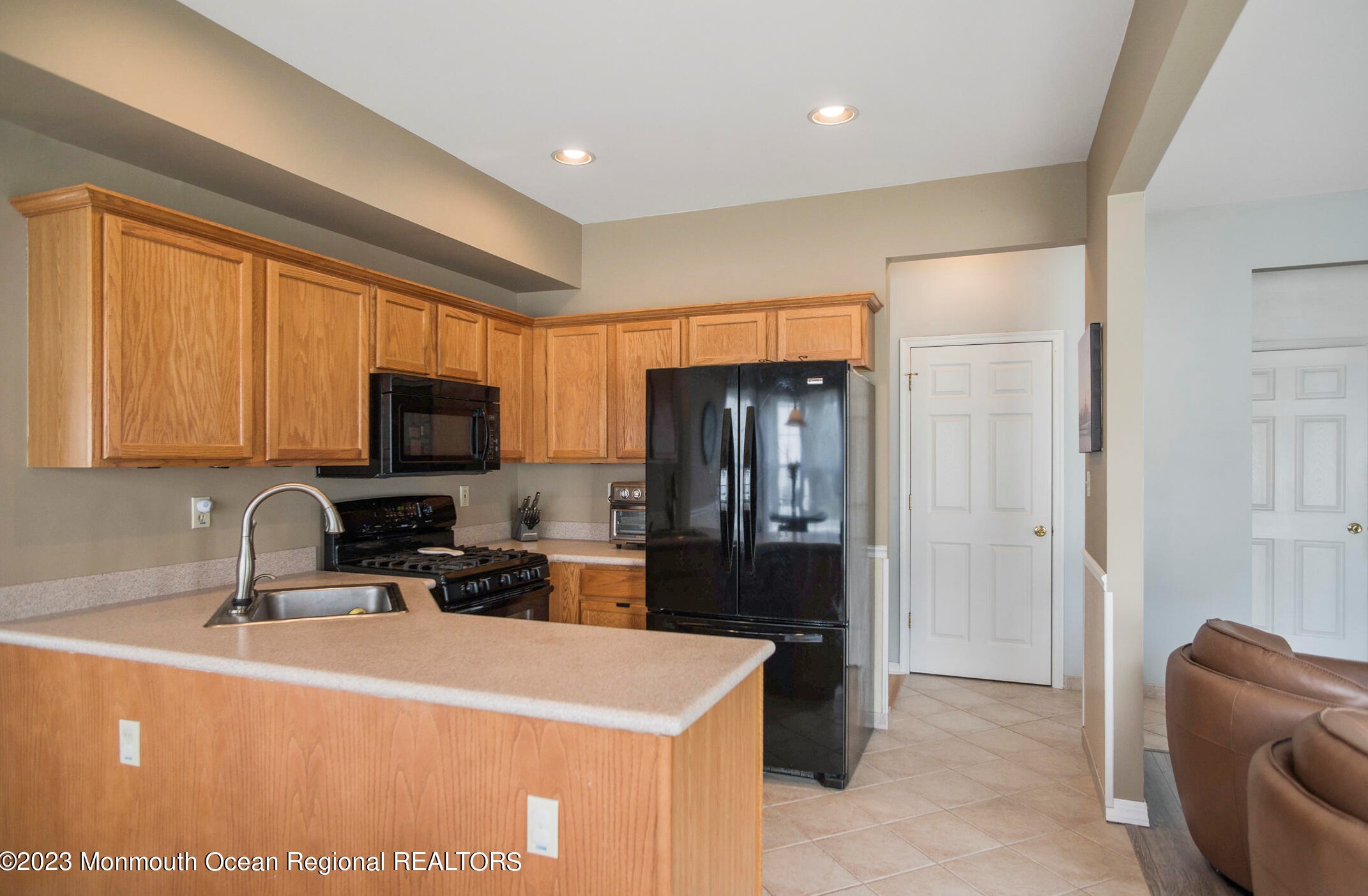 104 Nutmeg Rd, Matawan NJ  07747-1364 exterior