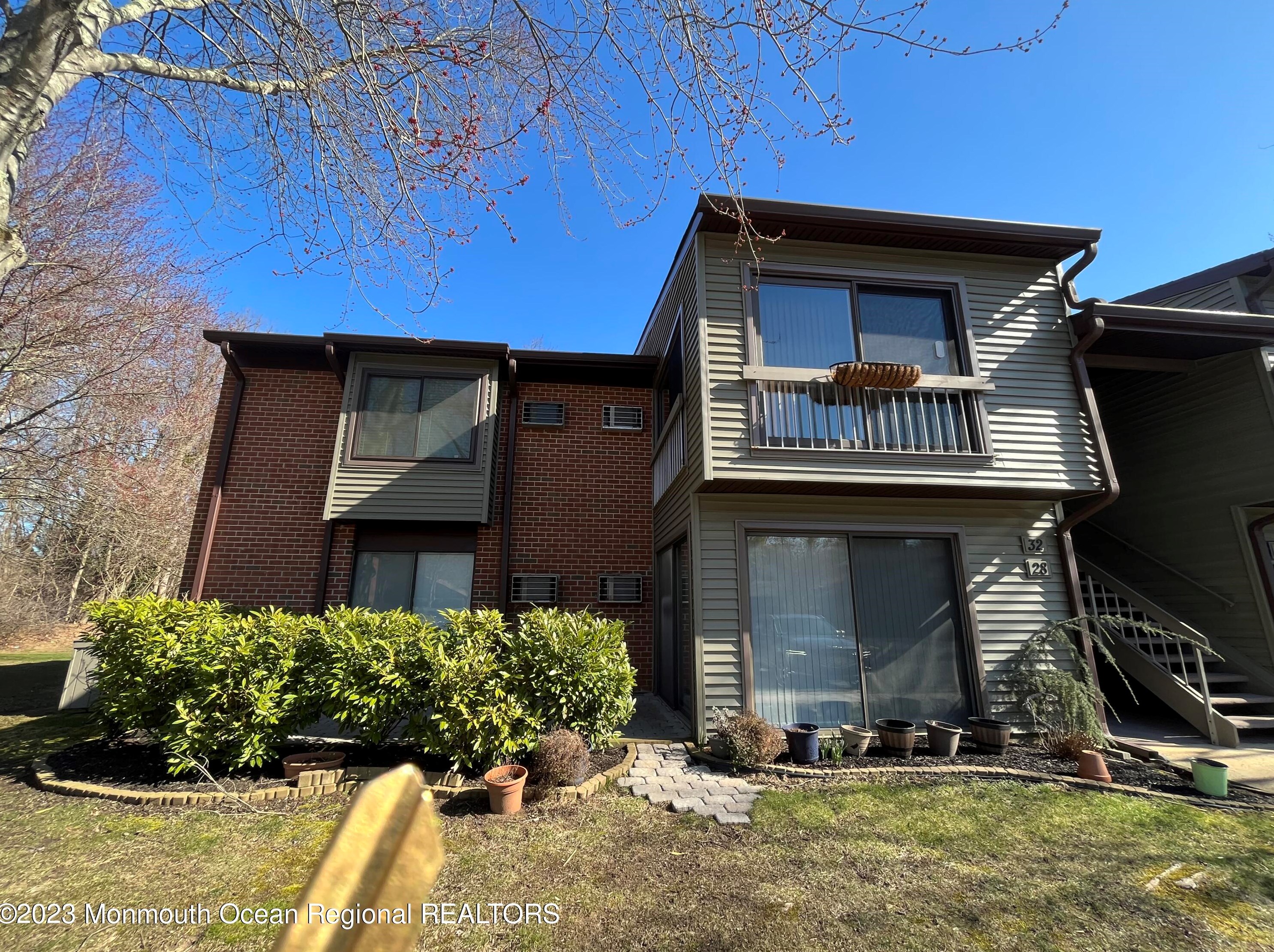 32 Medford Ct, Tinton Falls, NJ 07701