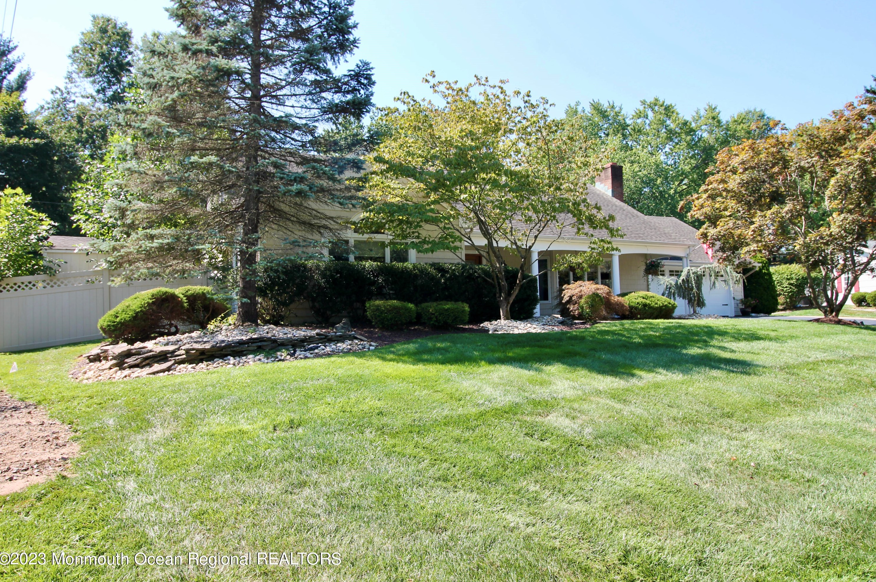 16 Dogwood Cir, Matawan, NJ 07747-3725