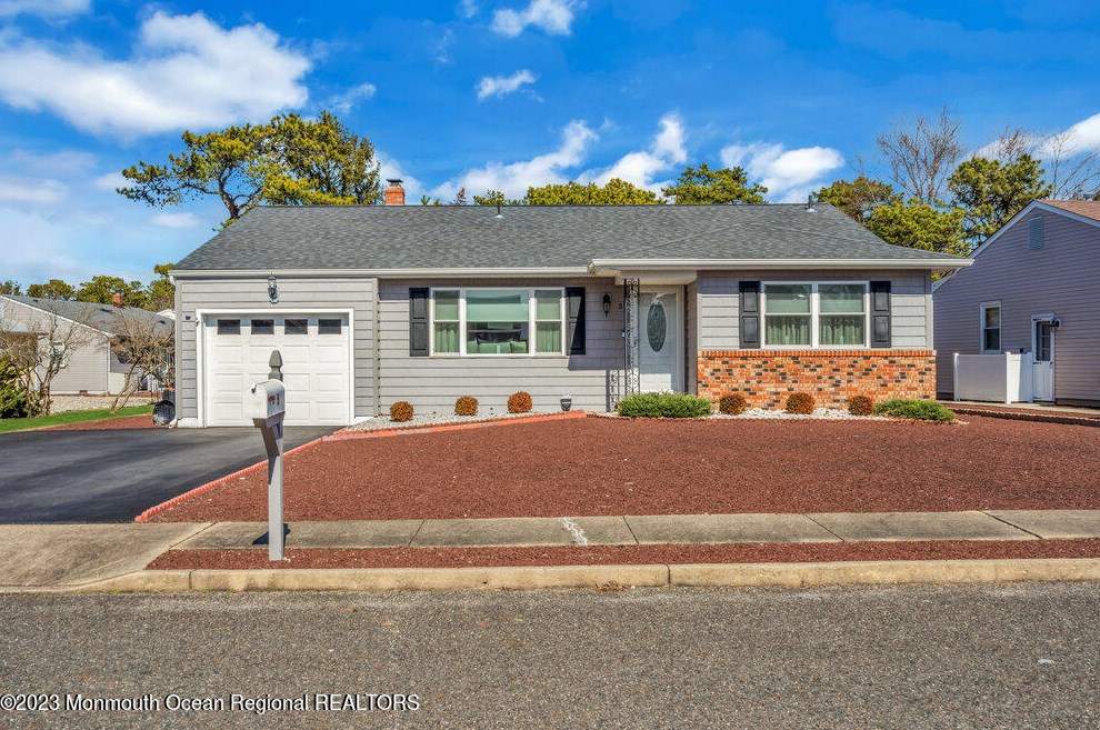 5 Randalls Dr, Toms River, NJ 08757