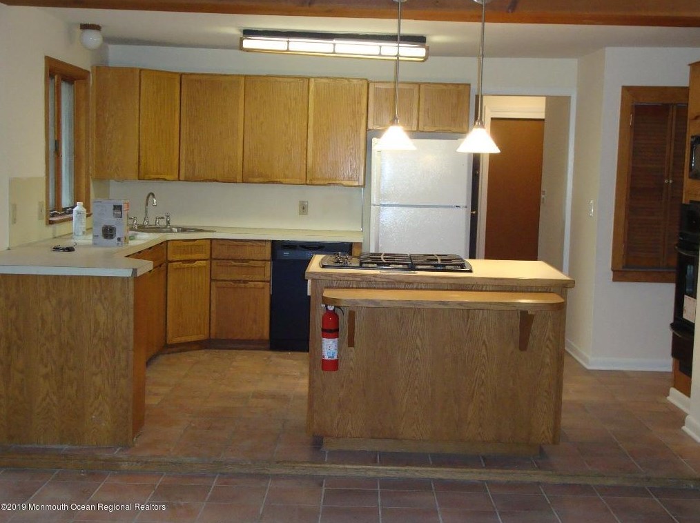 71 Reids Hill Rd, Morganville, NJ 07751