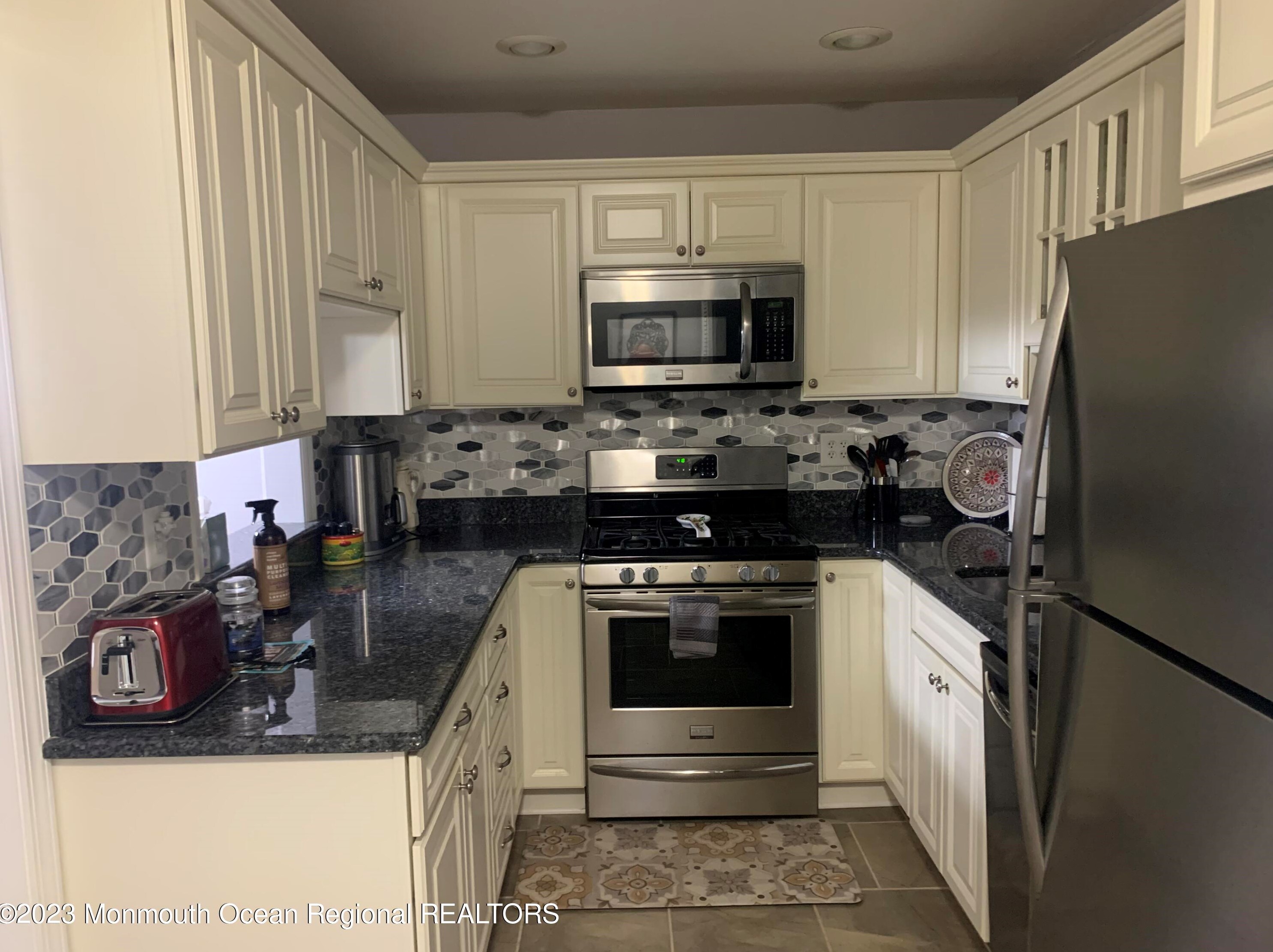 16 Honeysuckle Ln #228, Tinton Falls, NJ