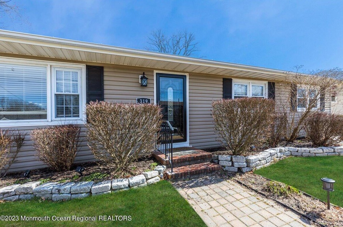 319 Spruce Dr, Bricktown, NJ 08723