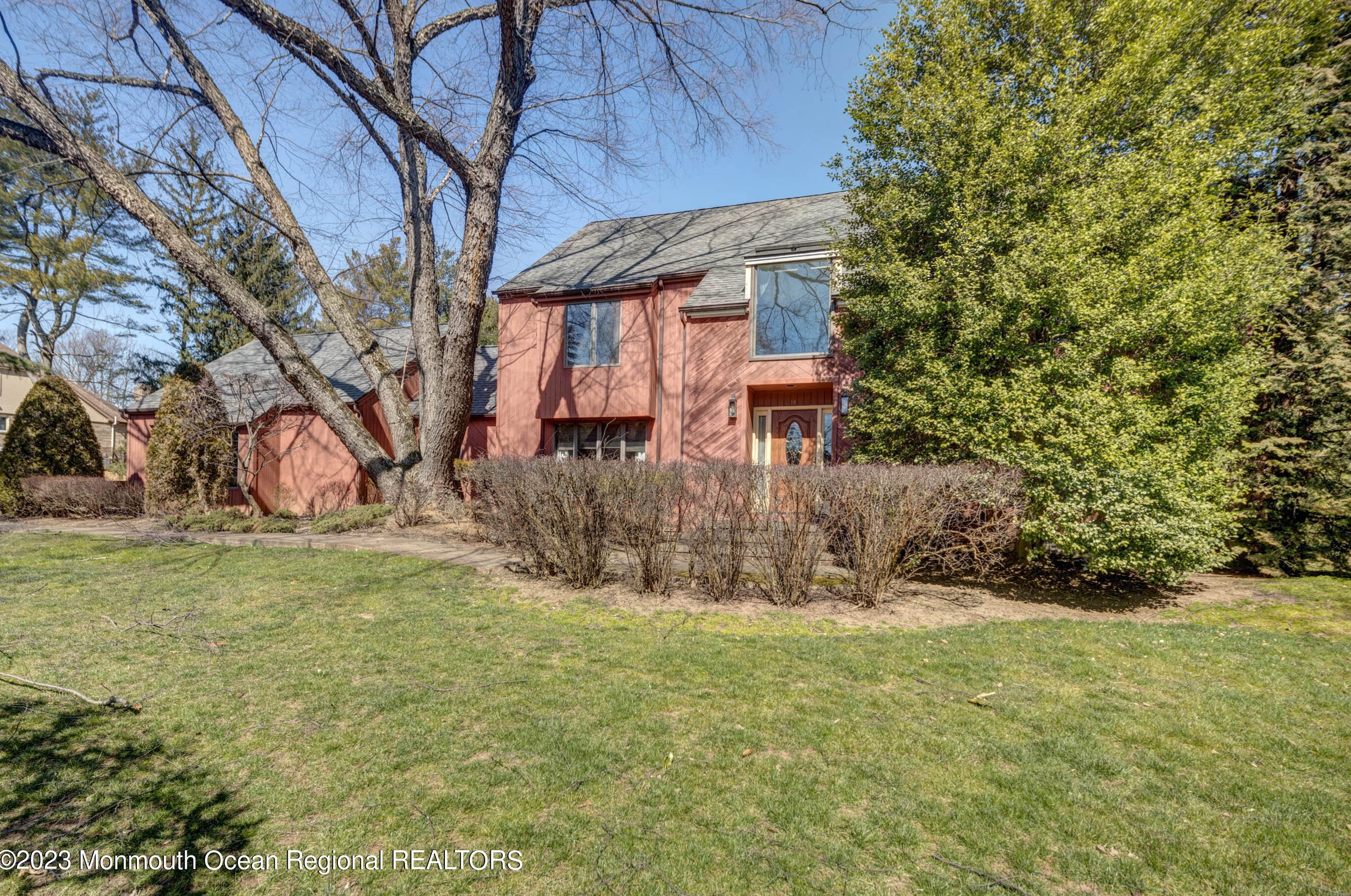 14 Takolusa Dr, Holmdel Village, NJ 07733