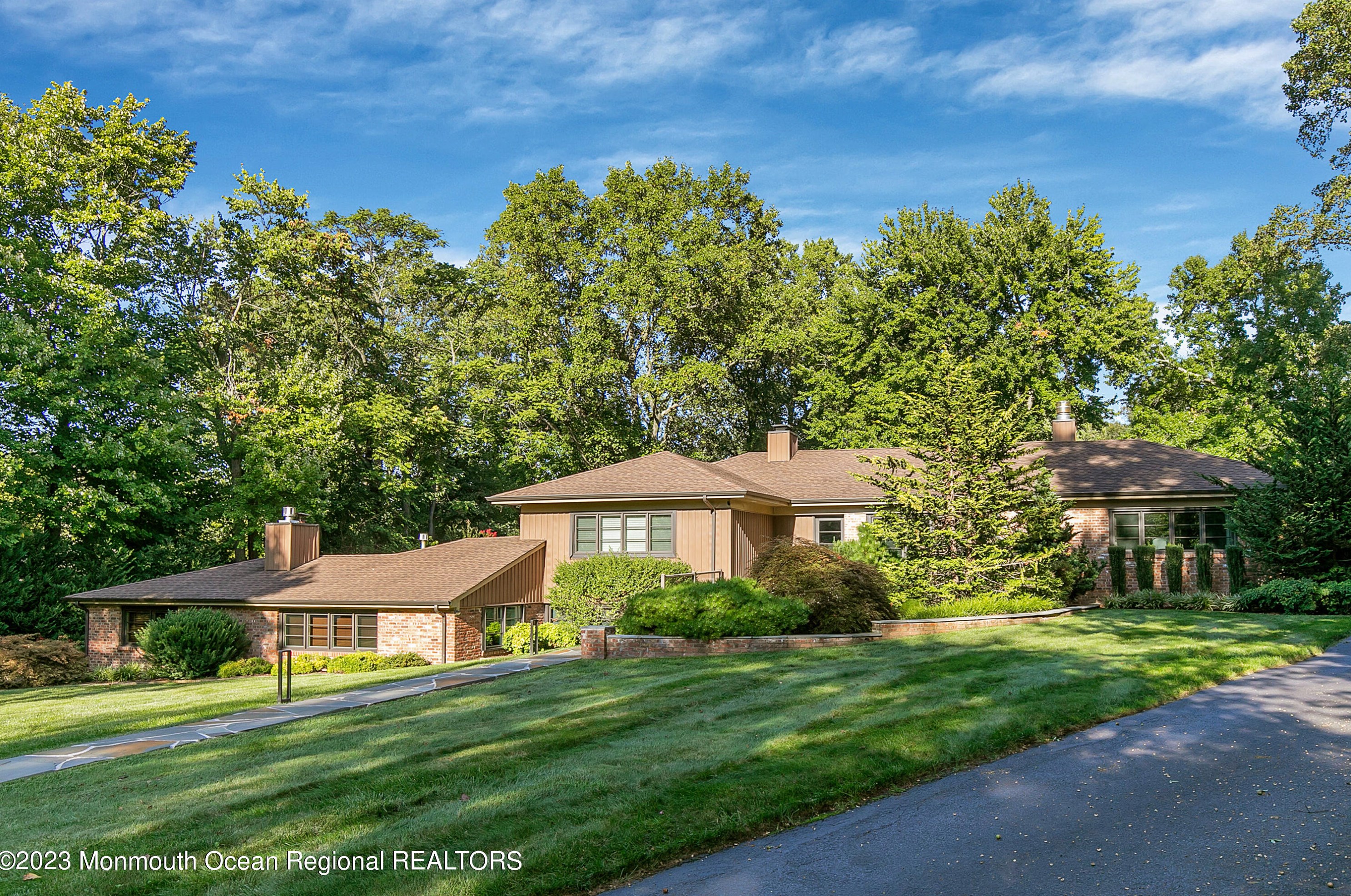 16 Laurel Ct, Middletown, NJ 07748