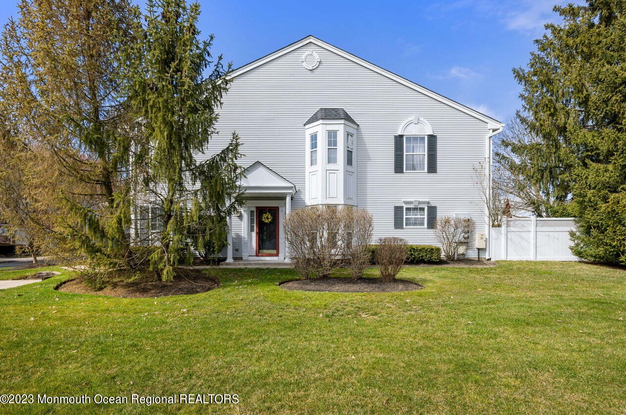 16 Sunningdale Cir, Millstone Township, NJ 07726-9355