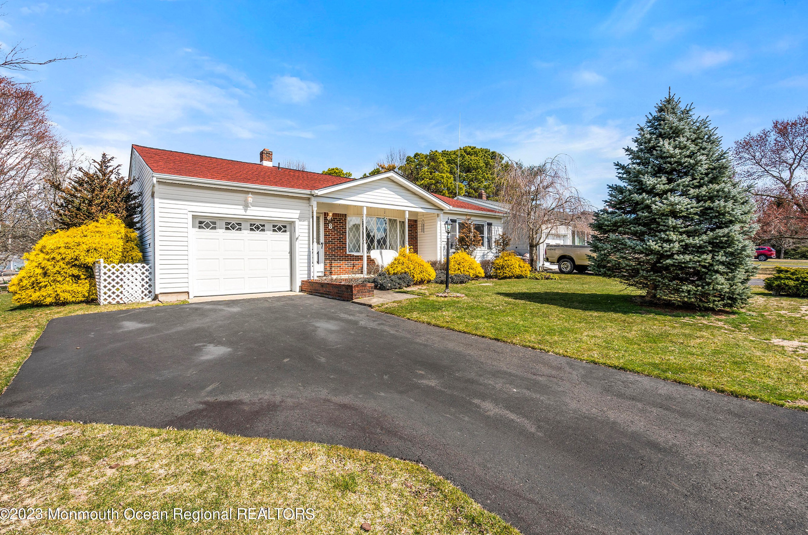 8 Thornton Rd, Toms River, NJ 08757-6322