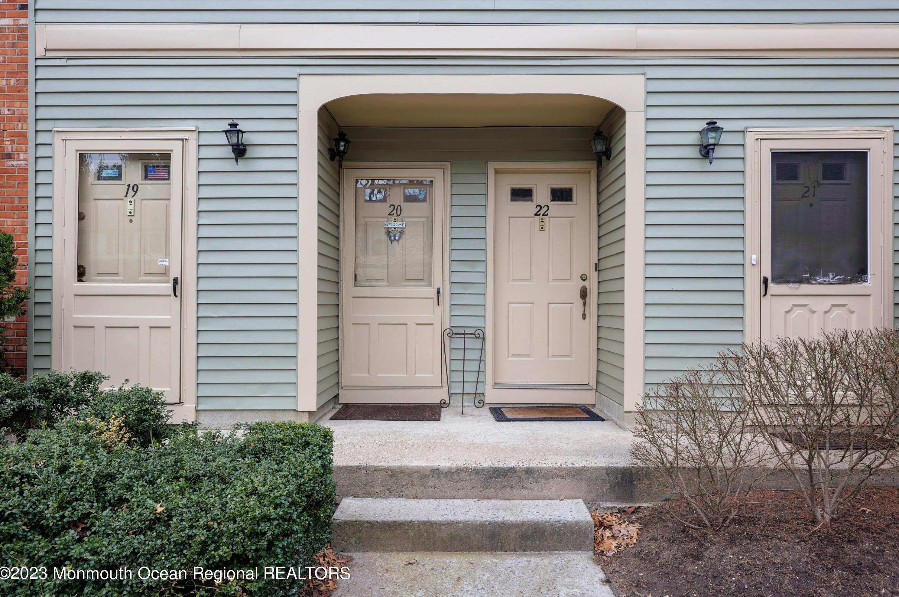 20 Balmoral Ct, Matawan, NJ 07747-1853