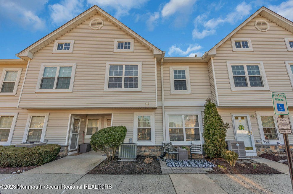 22 Forrest Ct, Wall Township, NJ 07753-7548