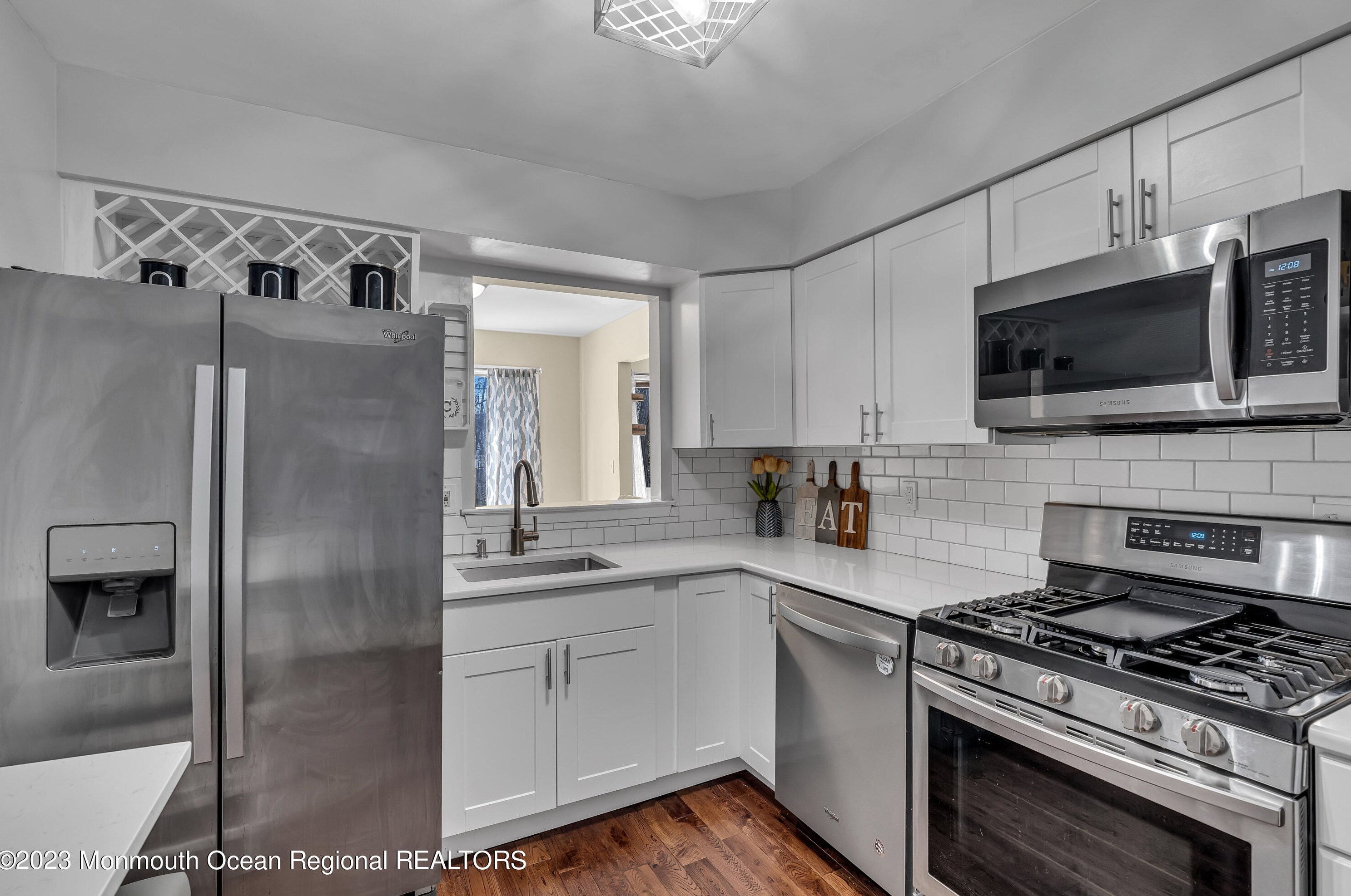 17 Oak Mews Ct, Tinton Falls, NJ 07712