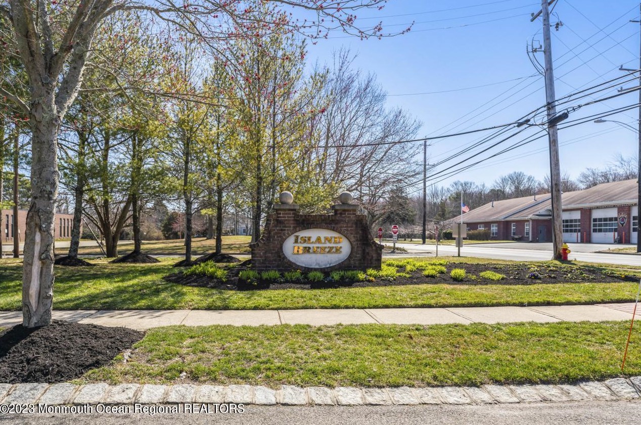 4 Island Breeze Ct, Stafford Township, NJ 08050