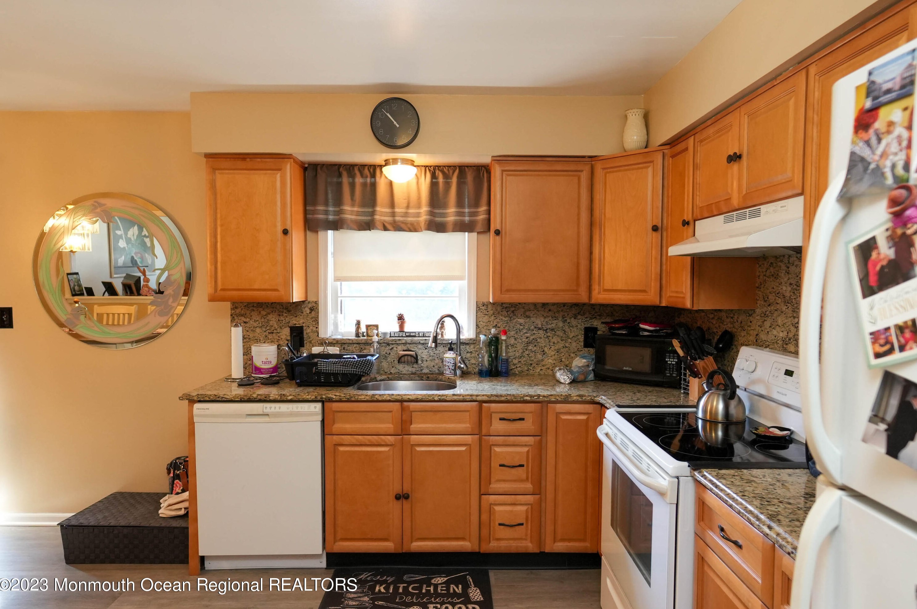 8 Leocadia Ct, Hazlet, NJ 07730