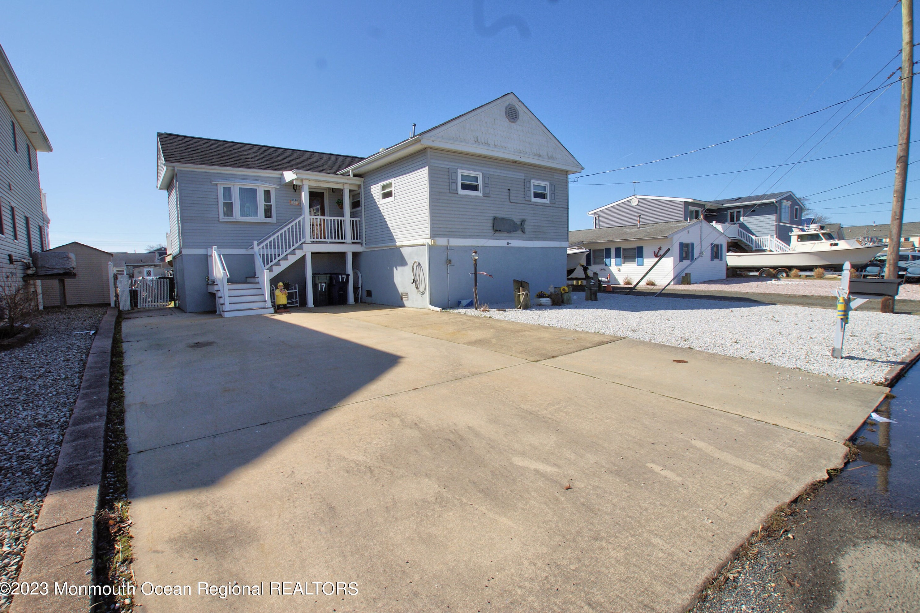 17 Lake Superior Dr, Tuckerton, NJ 08087-1671