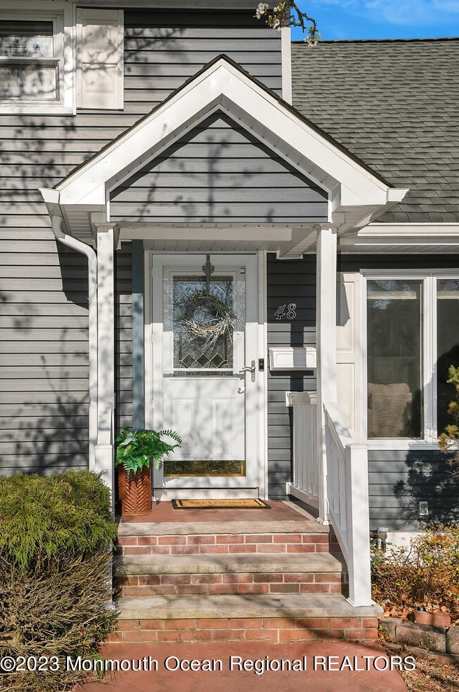 48 Maplewood Dr, Middletown, NJ 07748