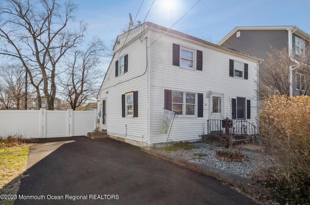 26 Bay Ave, Middletown, NJ 07748
